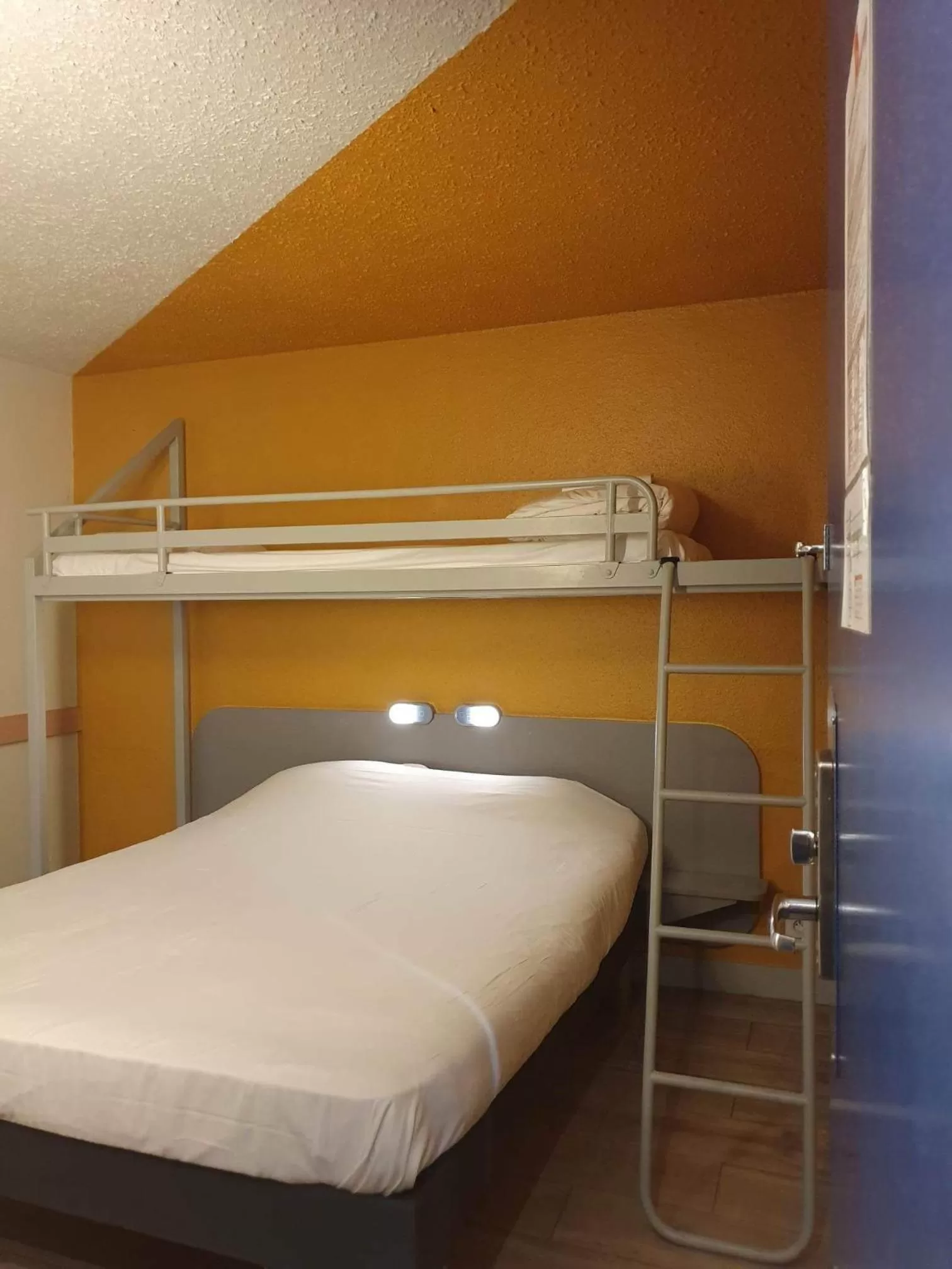 Triple Room in Cit'hotel Design Booking Evry Saint-Germain-lès-Corbeil Sénart