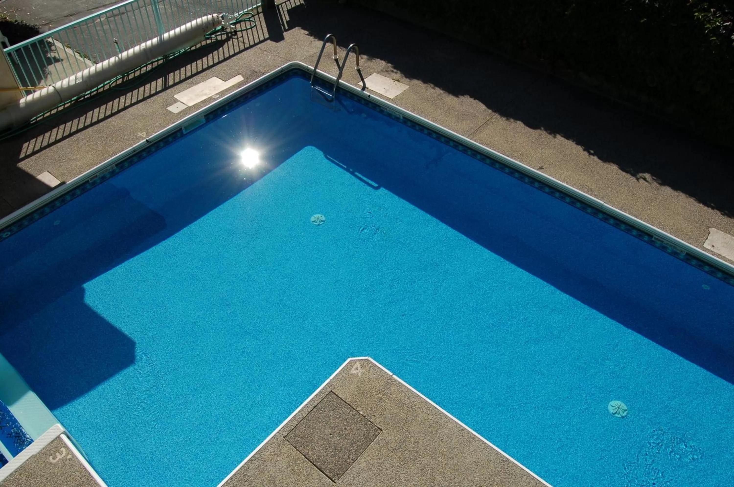 Swimming pool in Summerland Motel