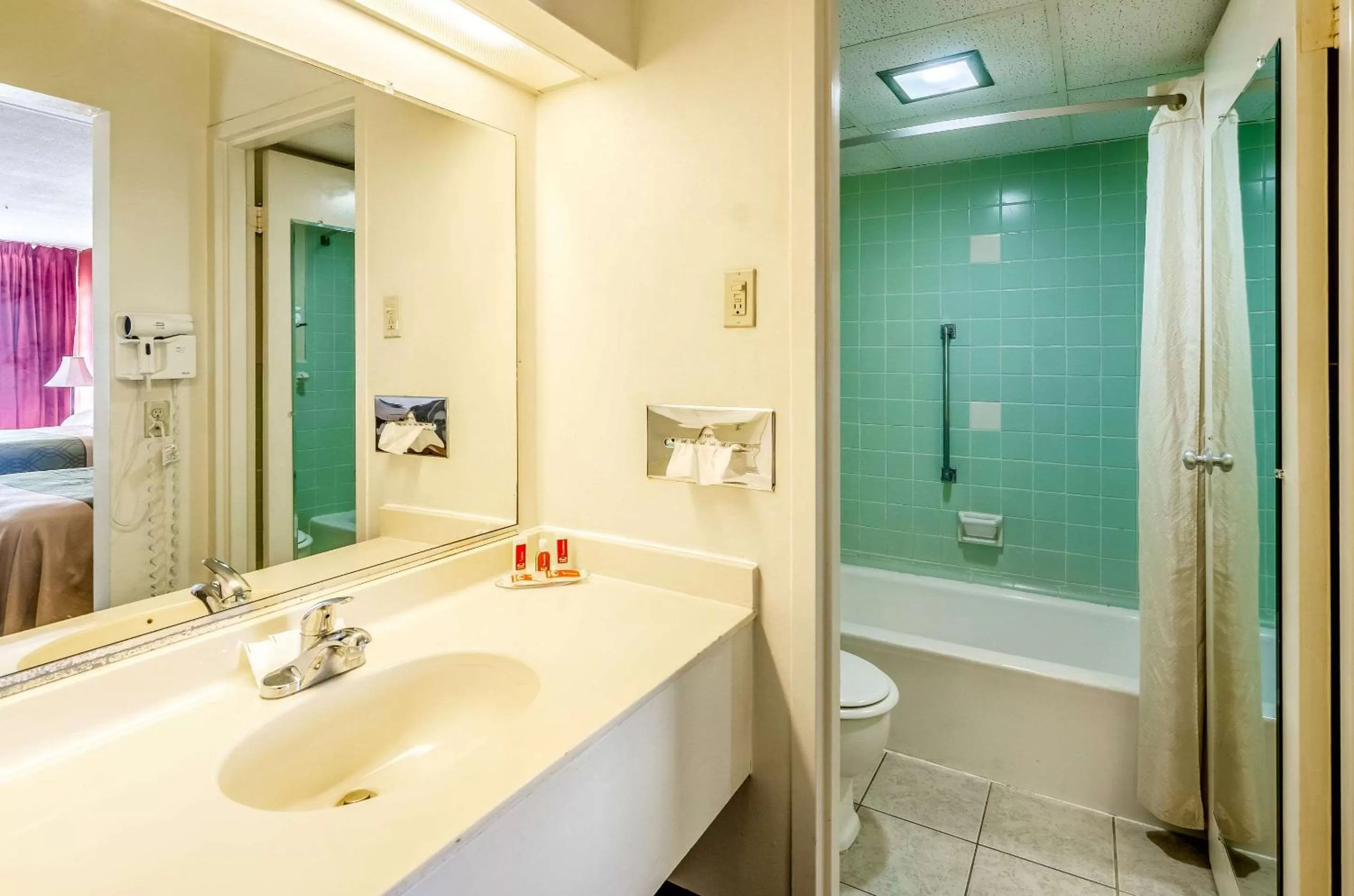 Bathroom in Econo Lodge Martinsville