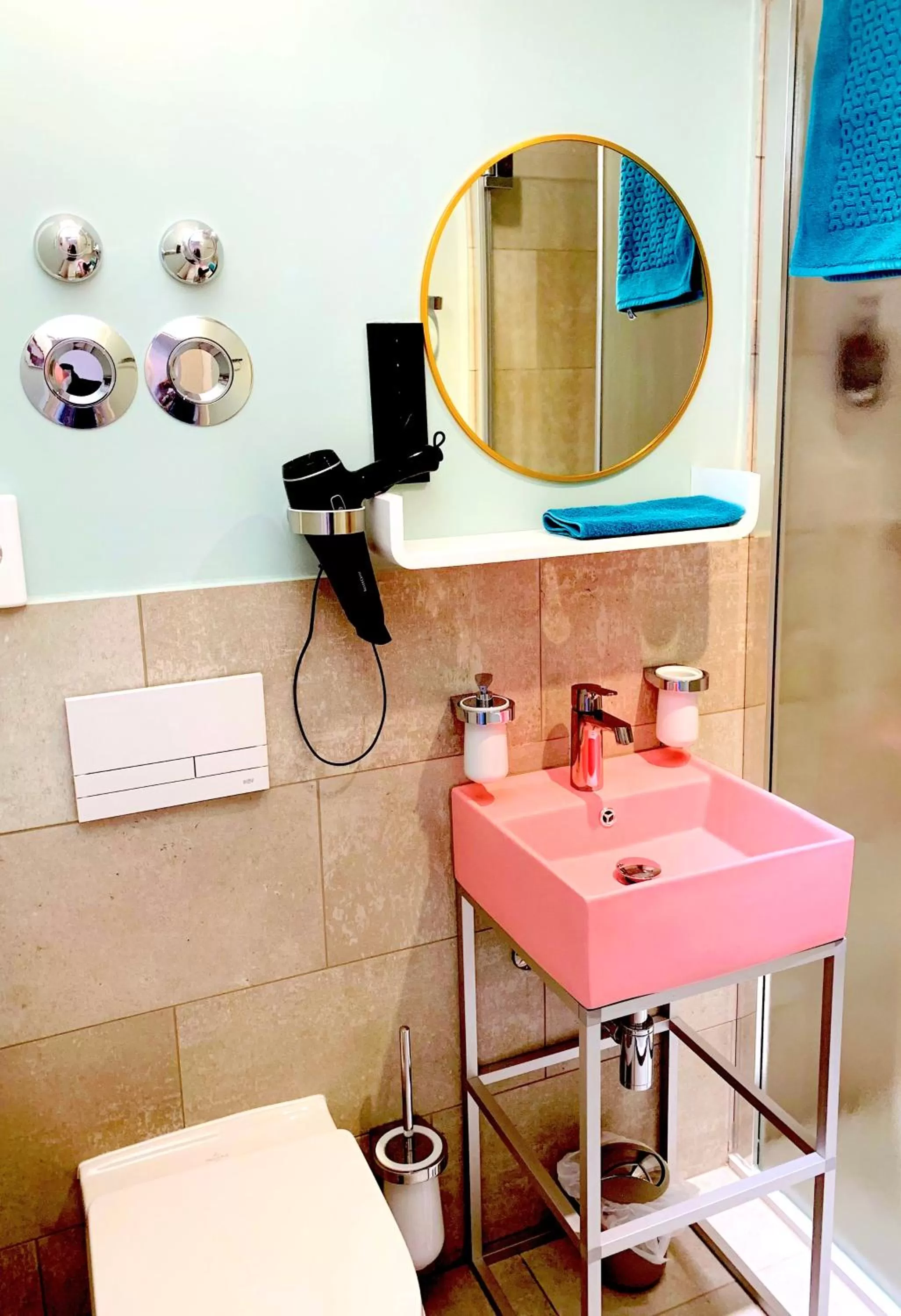 Bathroom in BESOTEL Mettmann