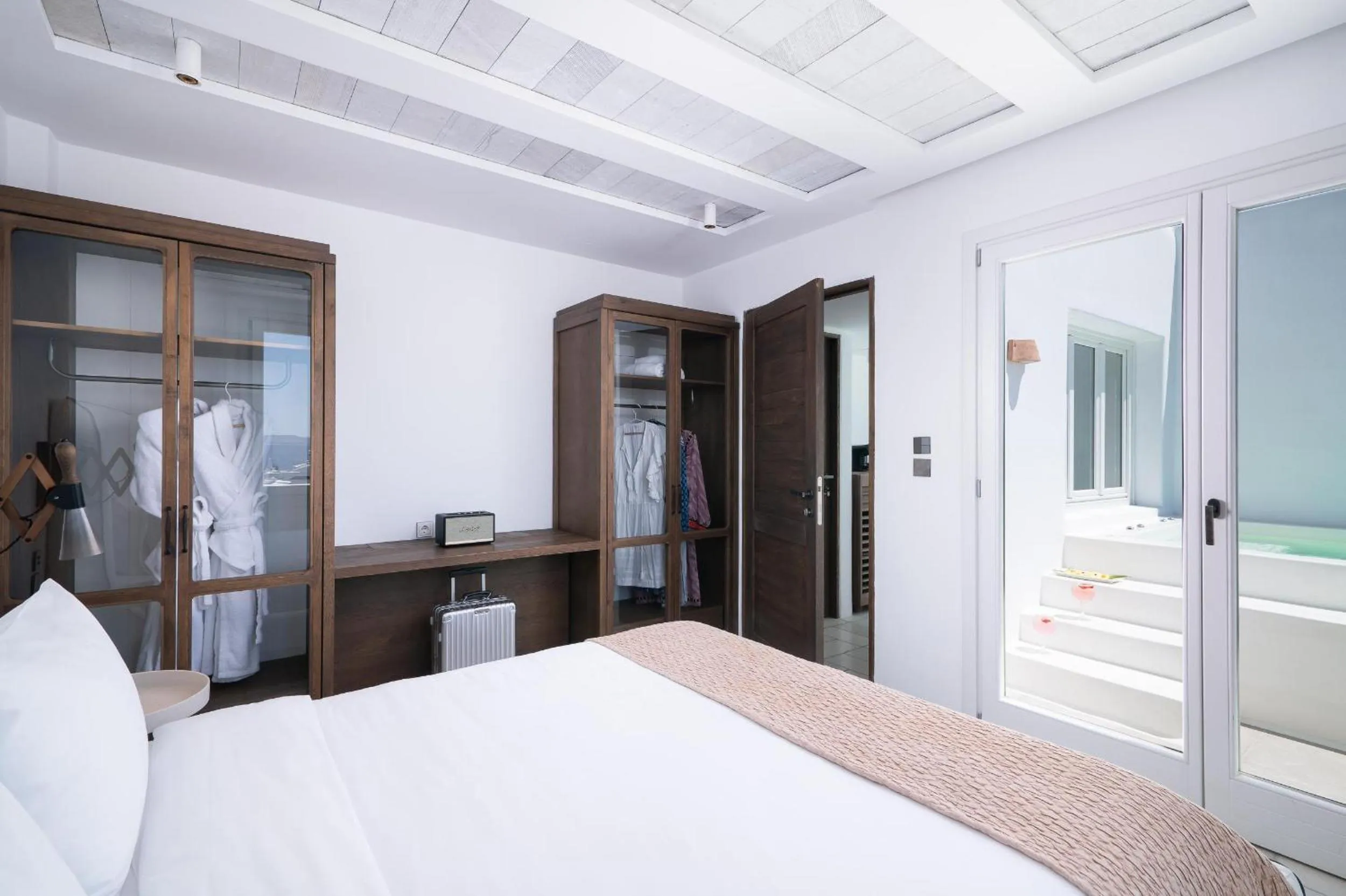 Photo of the whole room, Bed in Porto Mykonos