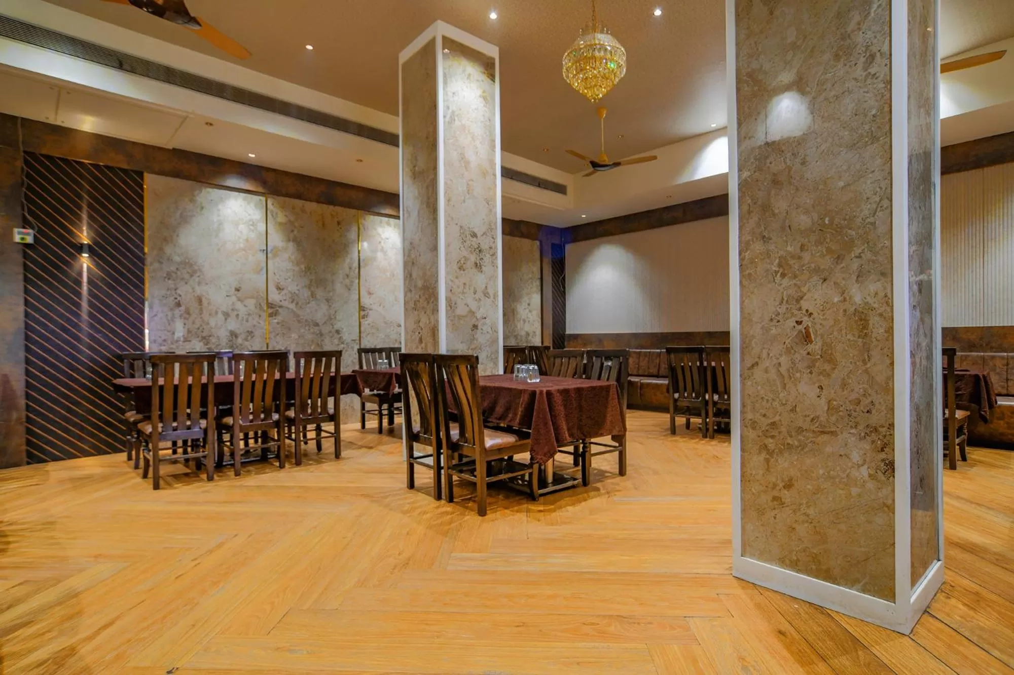 Restaurant/places to eat in FabHotel Pishori