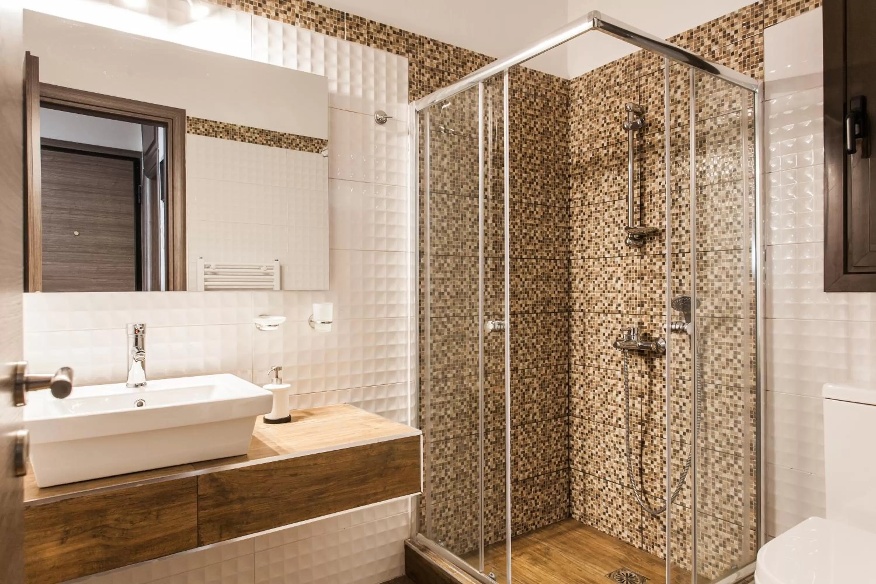 Shower in Nicholas Point Apartments and Rooms
