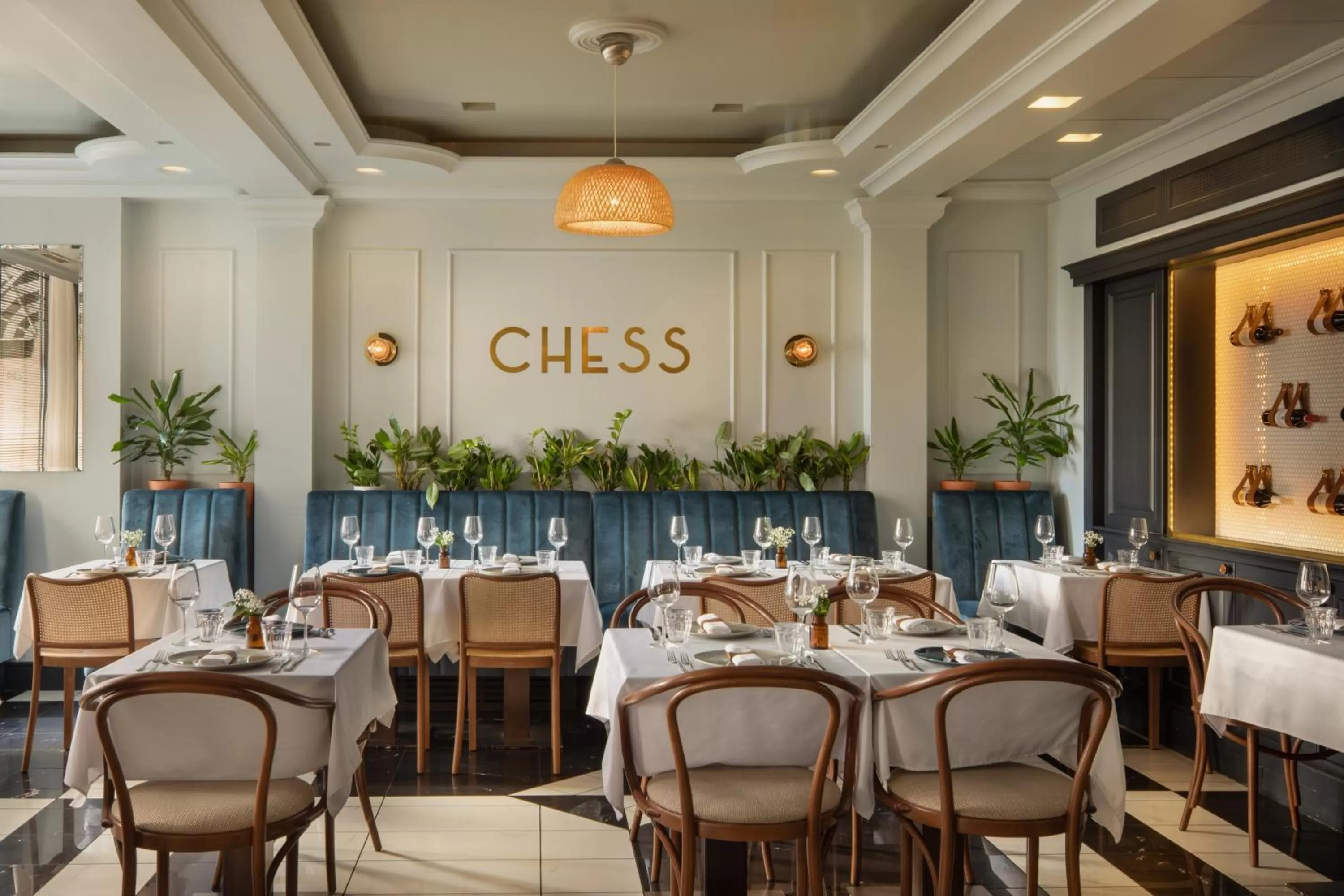 Restaurant/places to eat in Queen's Court Hotel & Residence