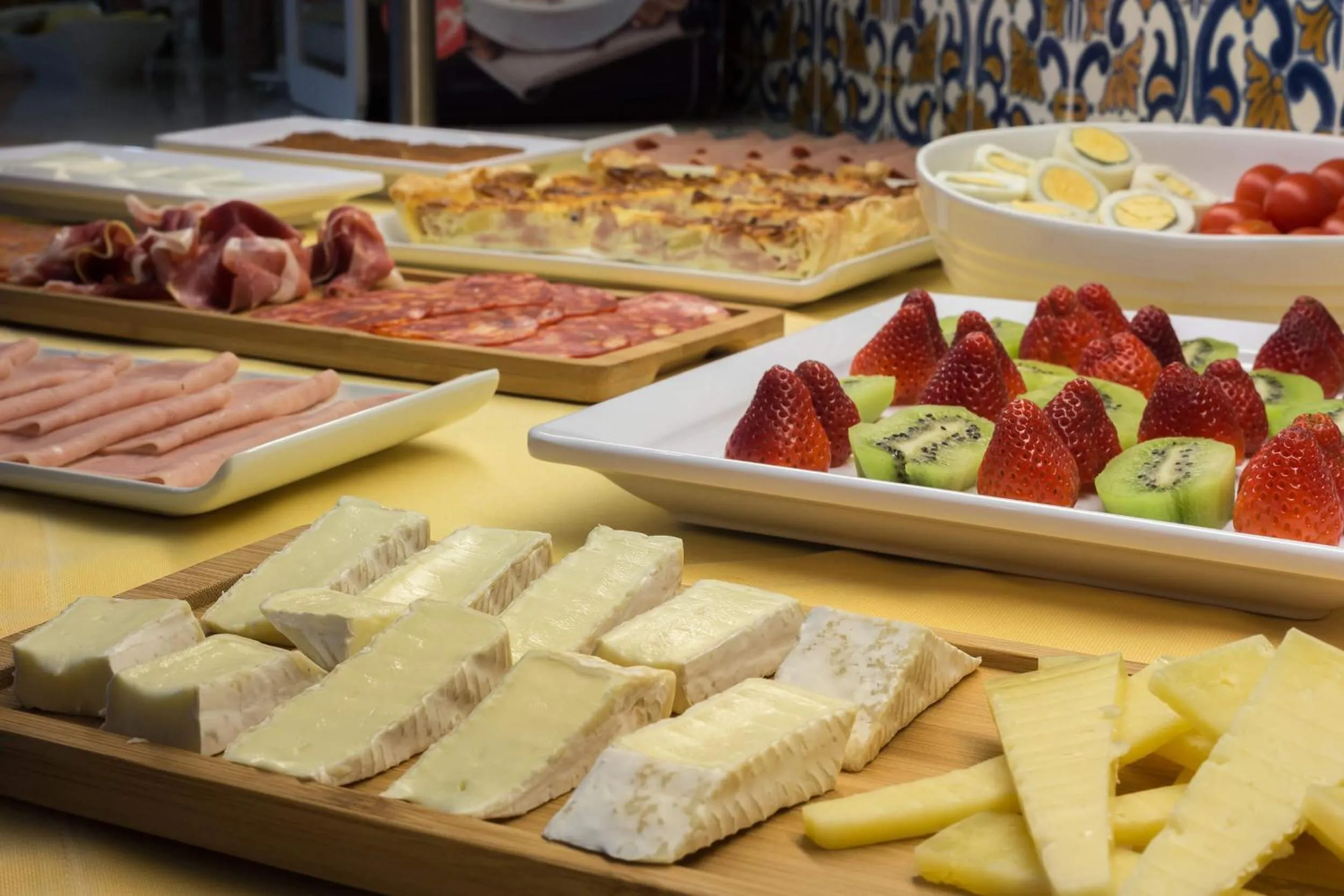 Buffet breakfast in Hotel Florescente