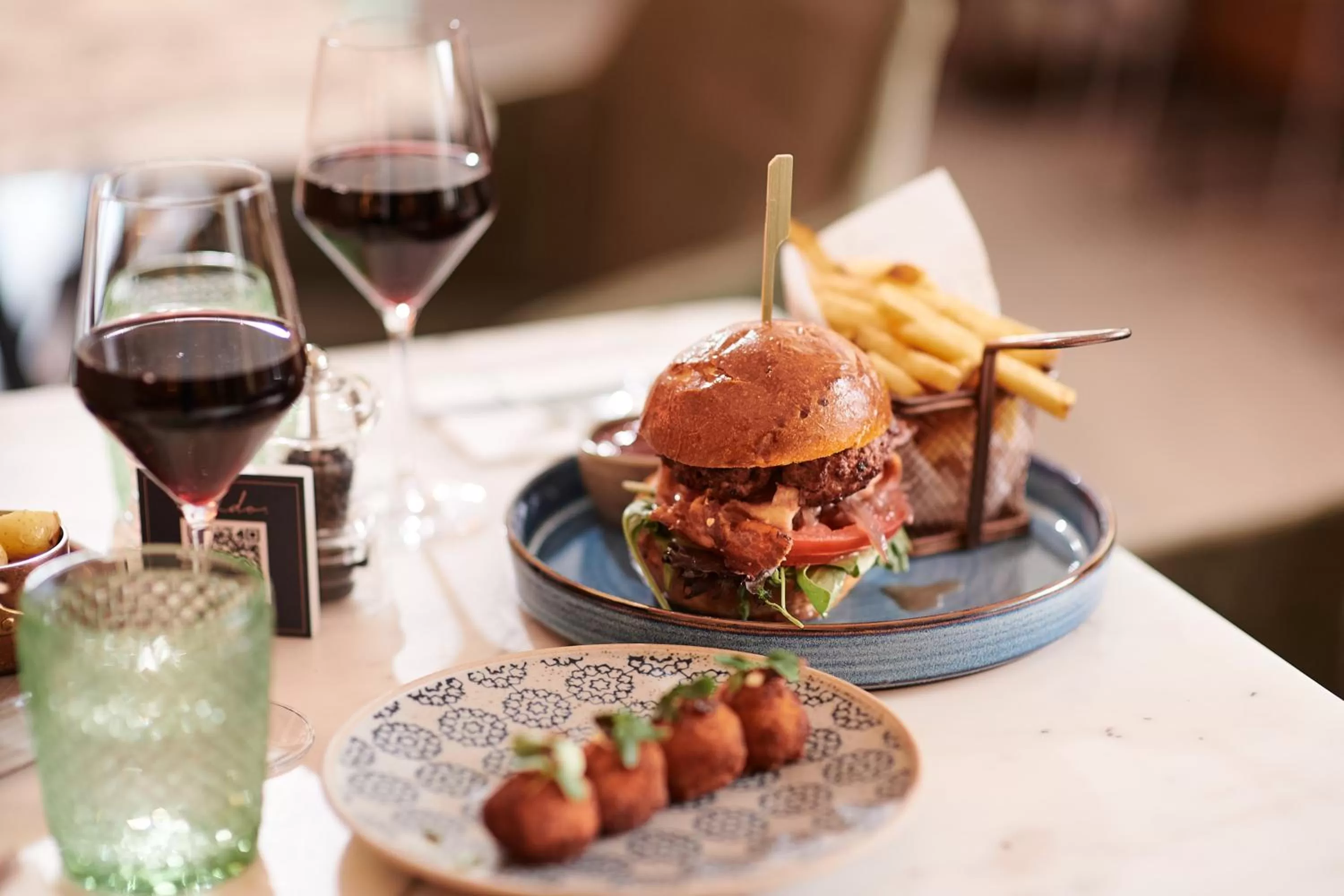 Food and drinks in Melia White House Hotel