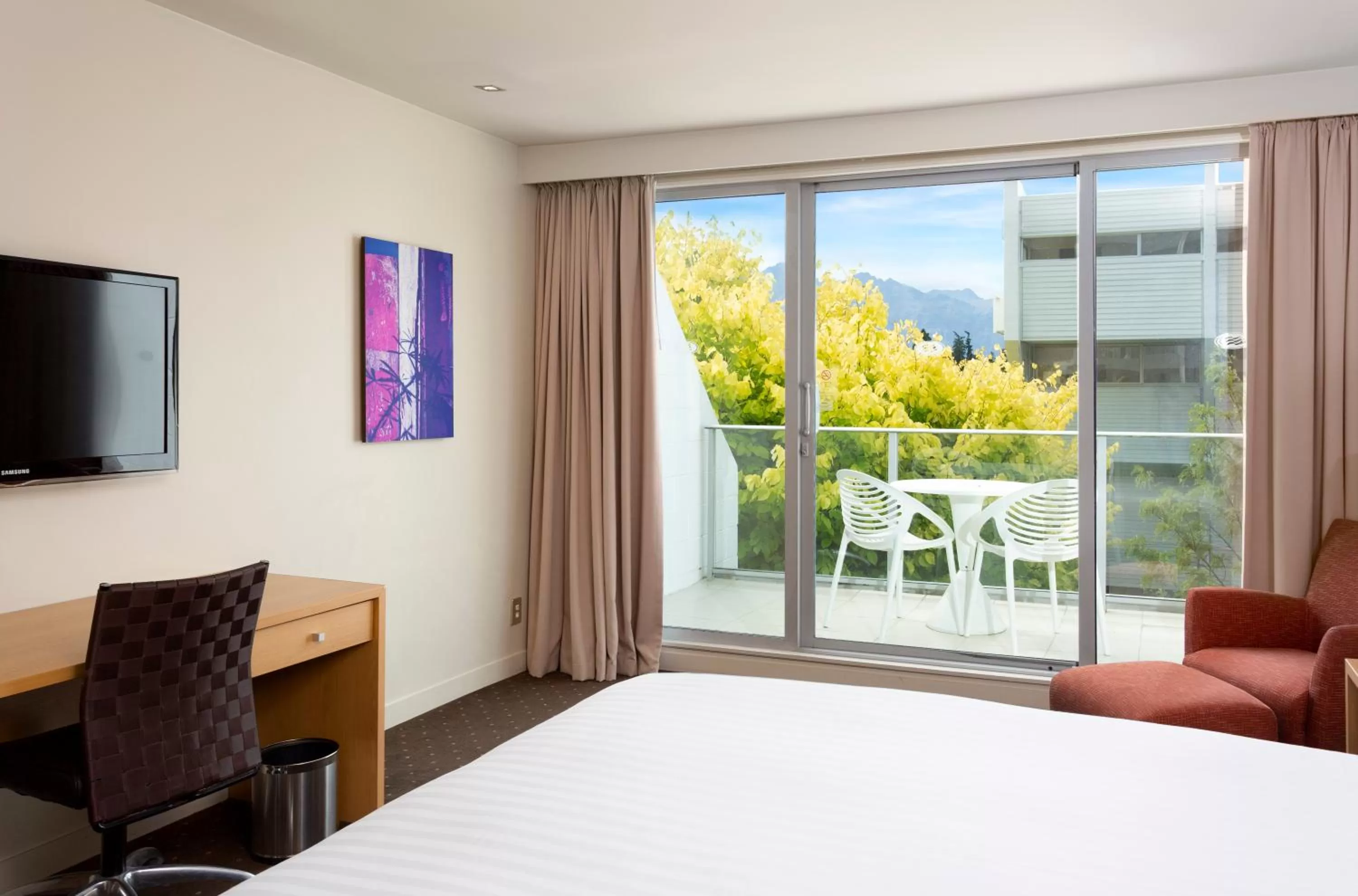 Balcony/Terrace, Bed in Crowne Plaza Queenstown by IHG