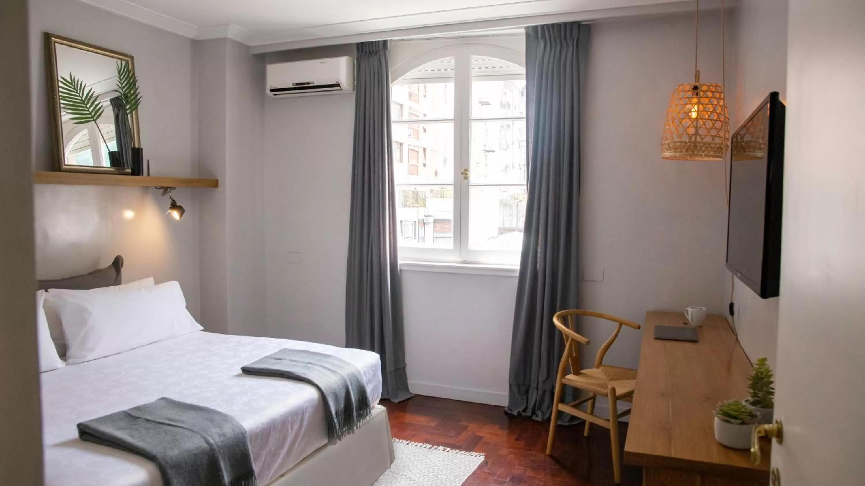 Photo of the whole room, Bed in Carsson Hotel Downtown Buenos Aires