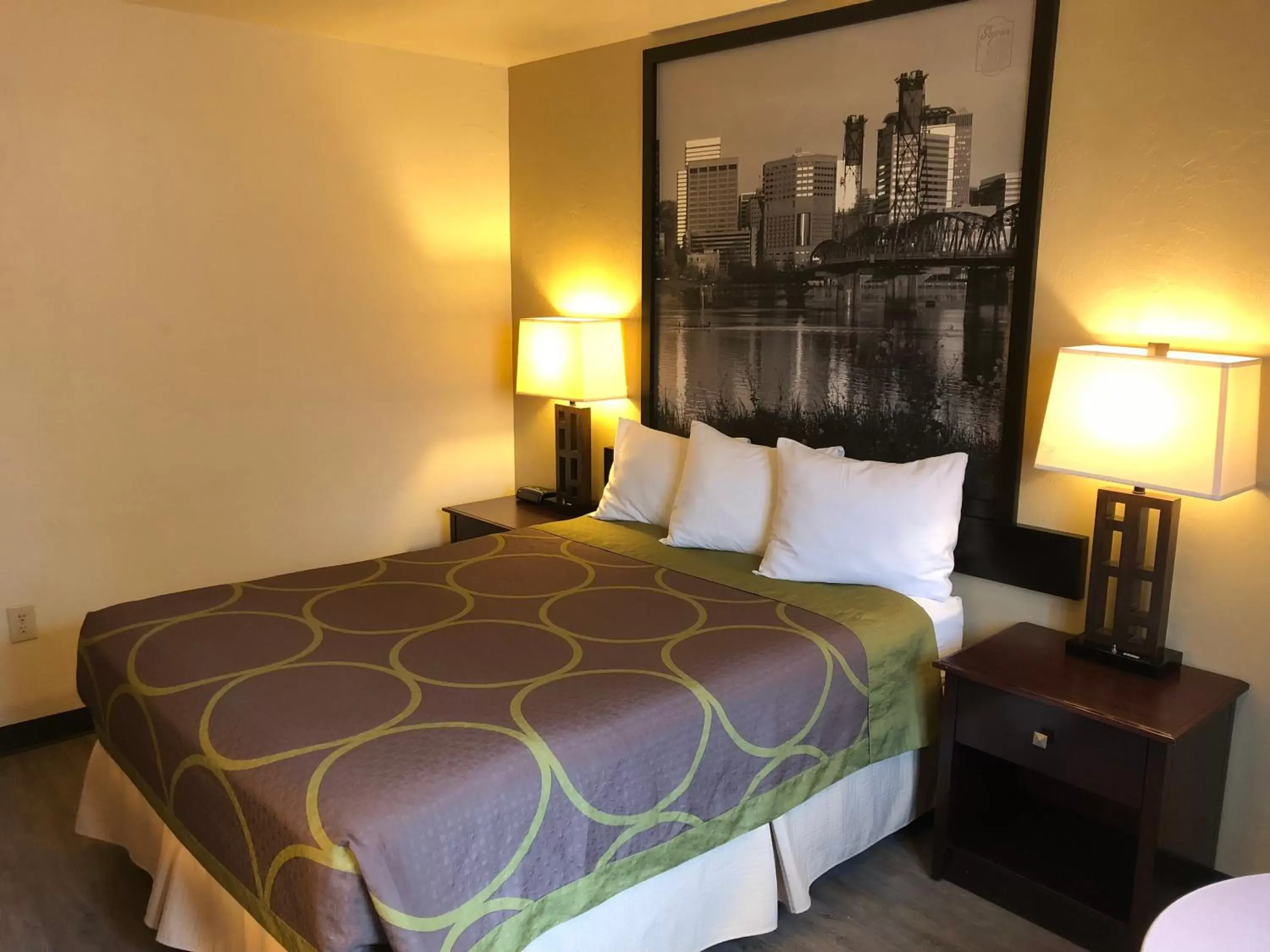 Queen Room - Non-Smoking in Super 8 by Wyndham Woodburn Queen Room - Non-Smoking in Super 8 by Wyndham Woodburn