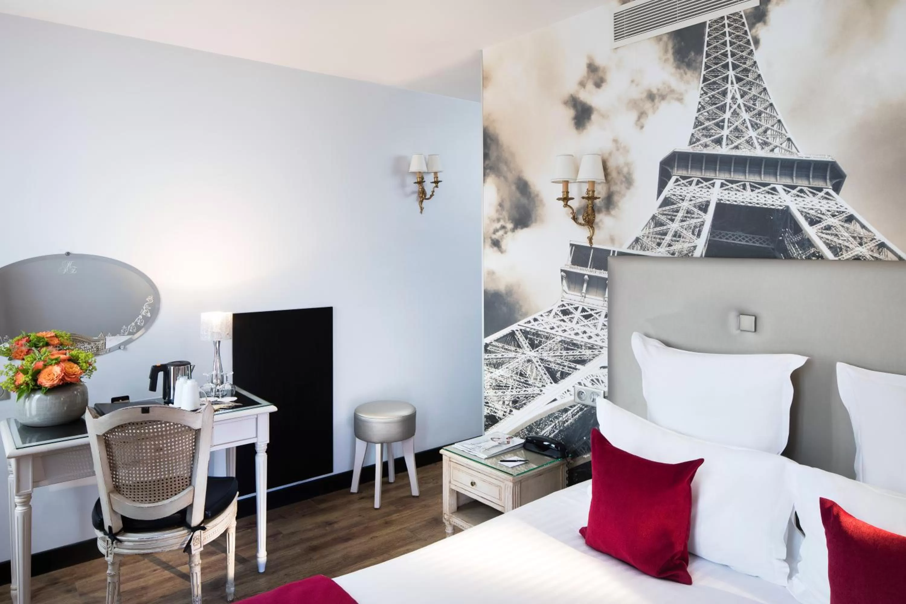 Bedroom, Bed in Hotel Plaza Elysées