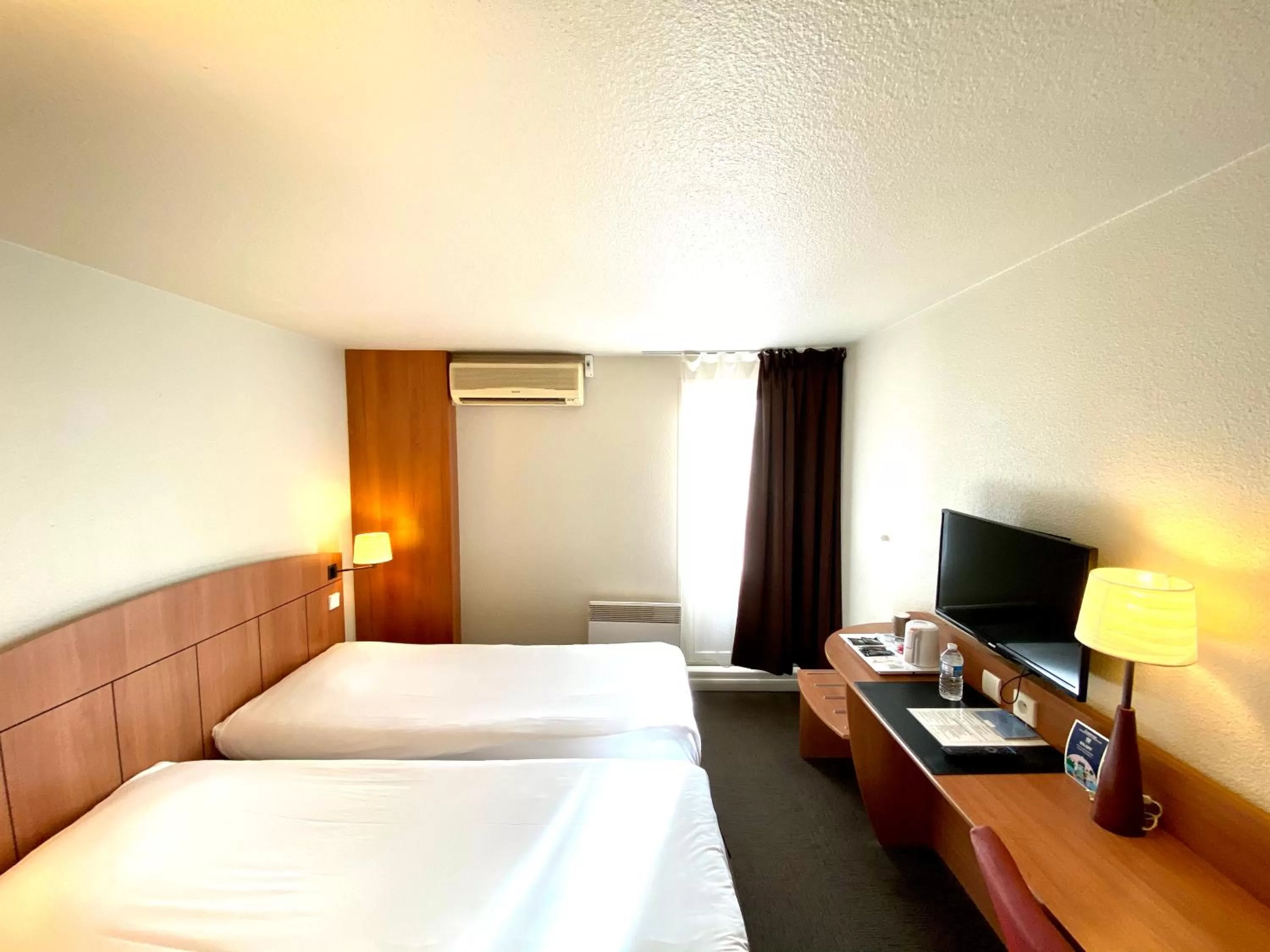 Photo of the whole room, Bed in Kyriad Montargis Amilly