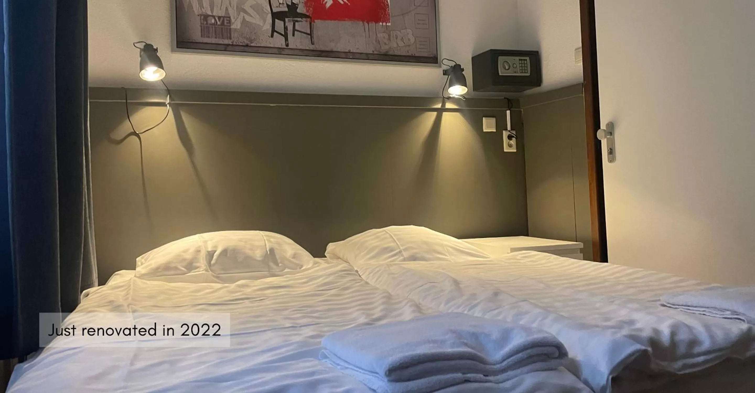 Twin Room with Private Bathroom in City Hotel