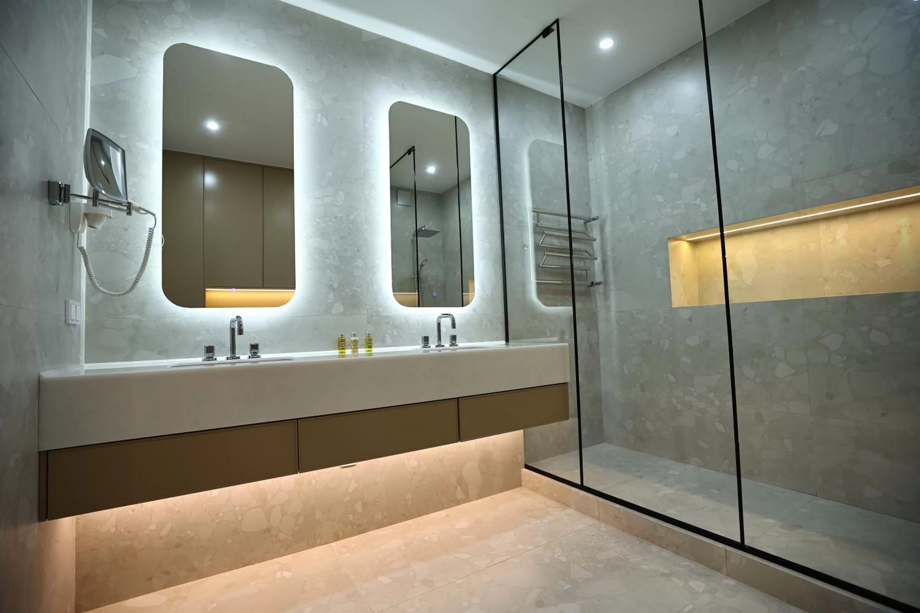 Shower in Amsterdam Hotel Aktobe