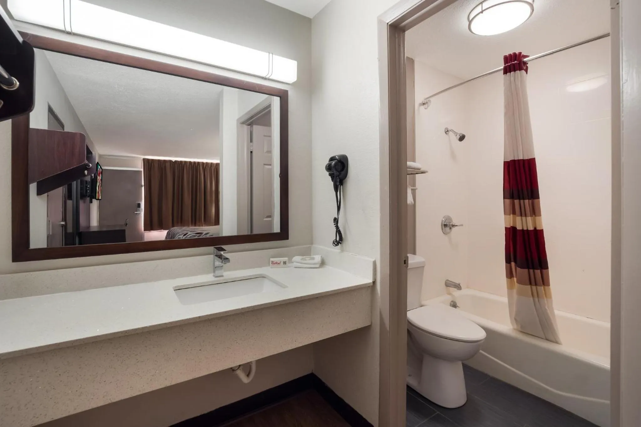 Bathroom in Red Roof Inn Columbia, SC Airport