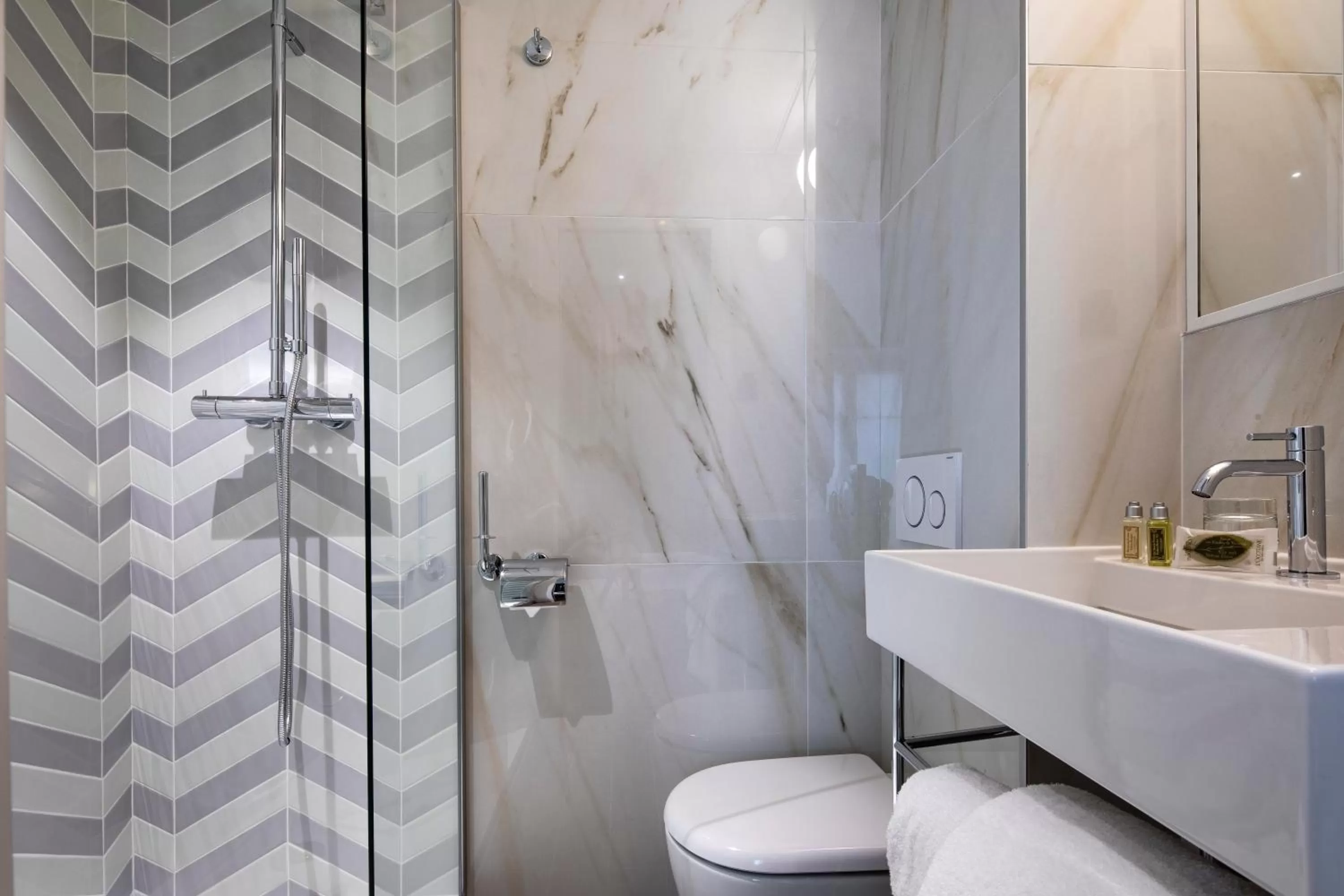 Toilet in Hôtel Maxim Quartier Latin