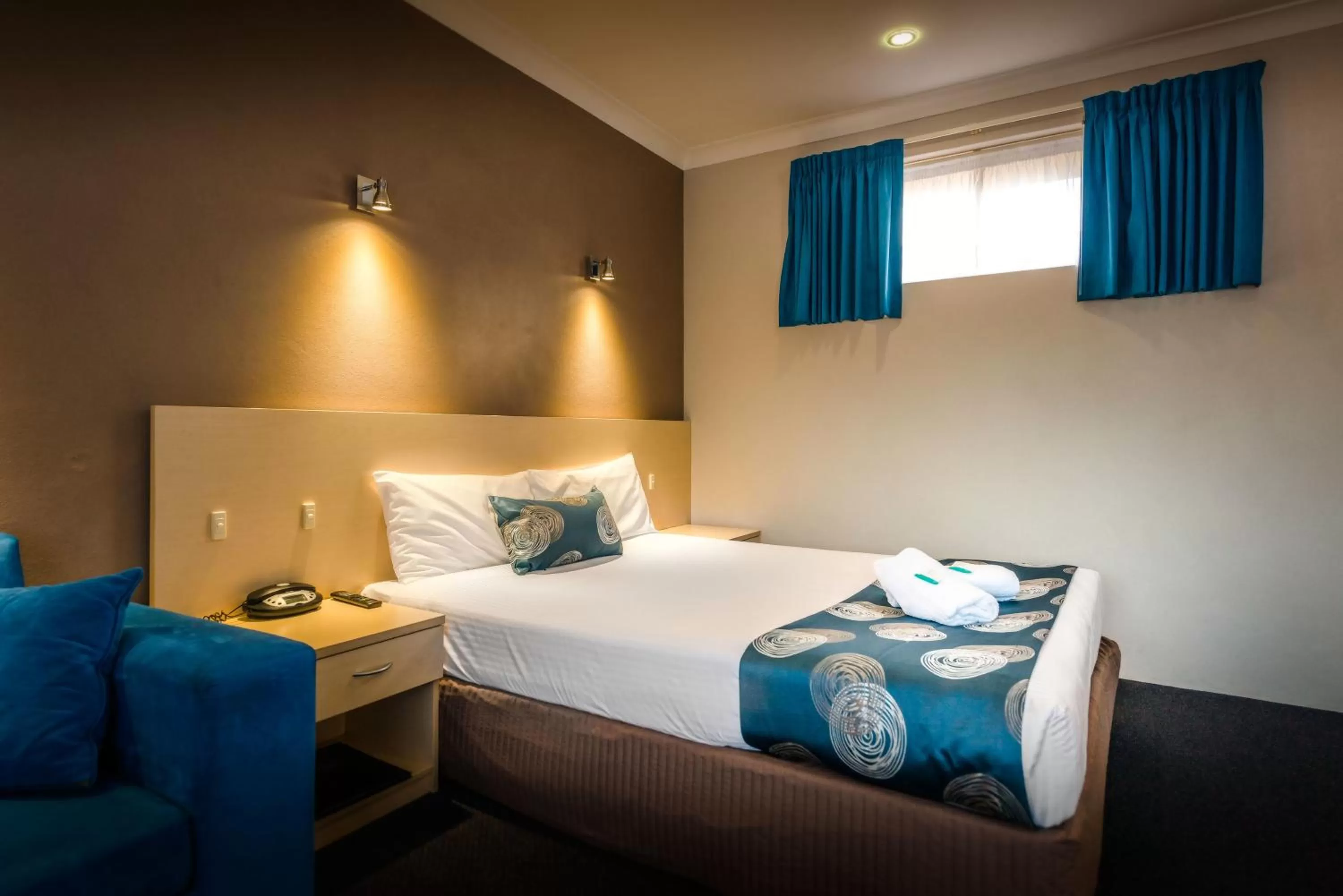 Bed in Park Beach Resort Motel