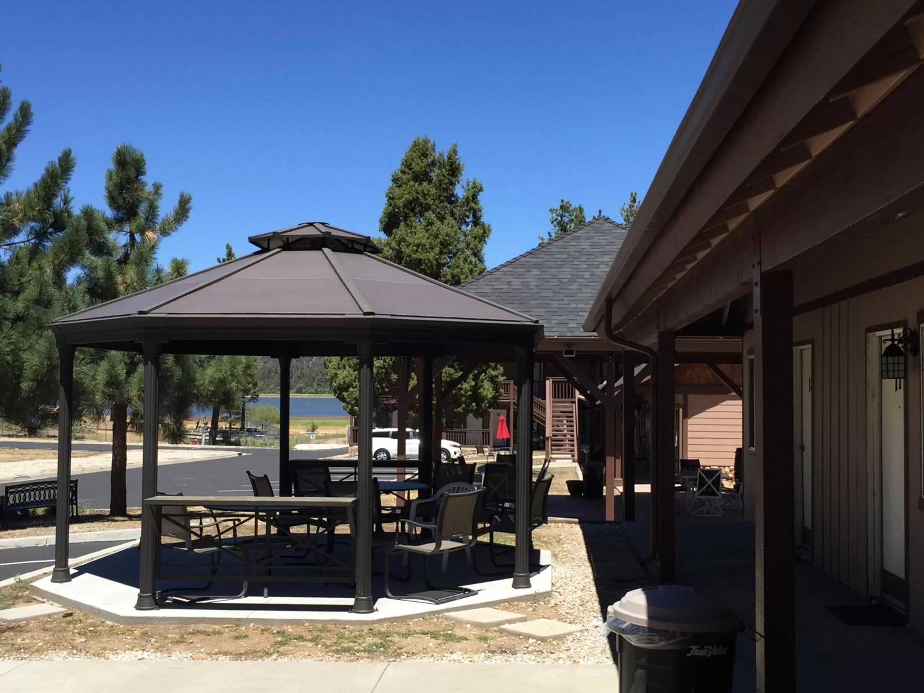 Communal lounge/ TV room in Vintage Lakeside Inn