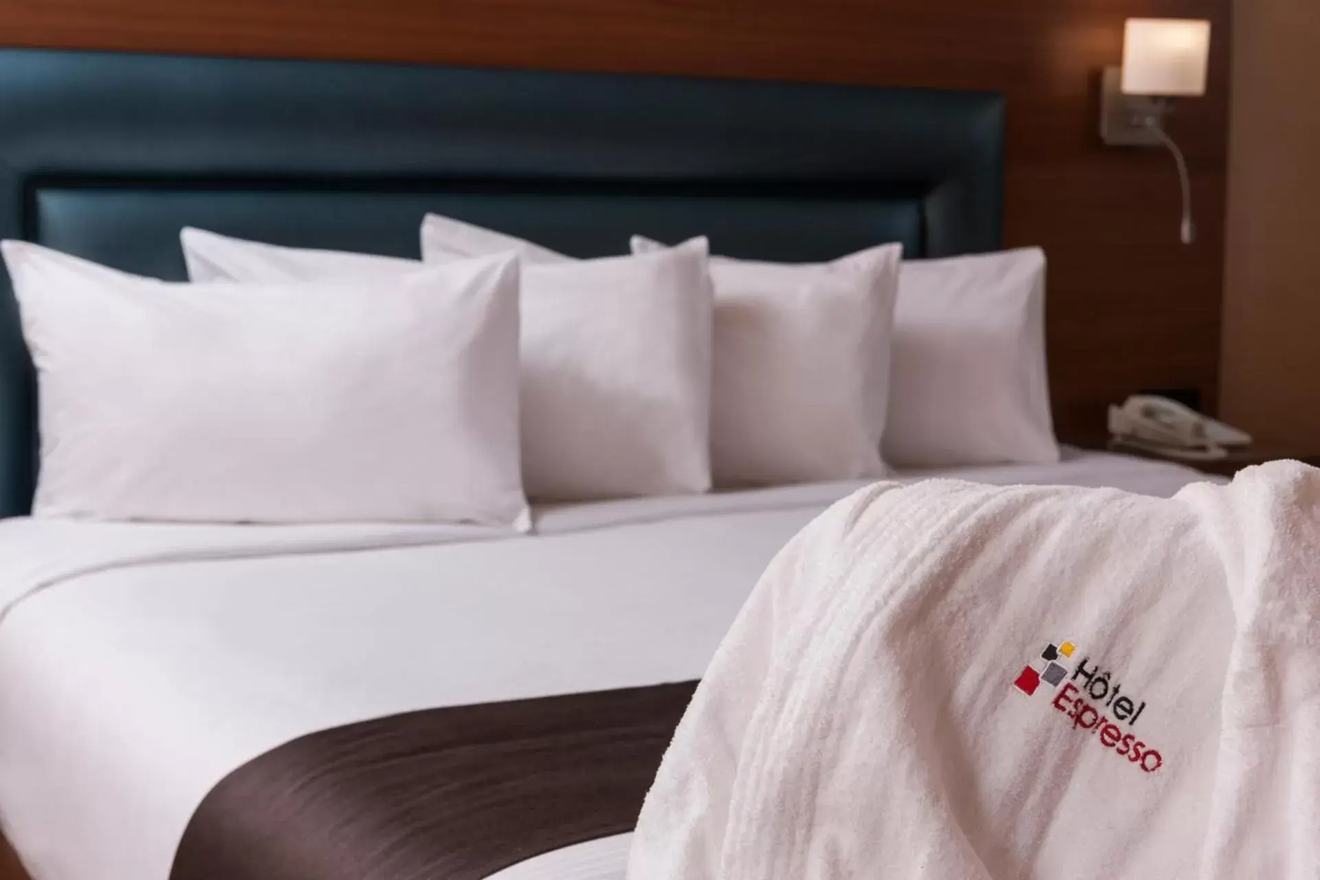 Deluxe King Suite with Murphy Bed in Hotel Espresso Montreal Centre-Ville / Downtown Deluxe King Suite with Murphy Bed in Hotel Espresso Montreal Centre-Ville / Downtown