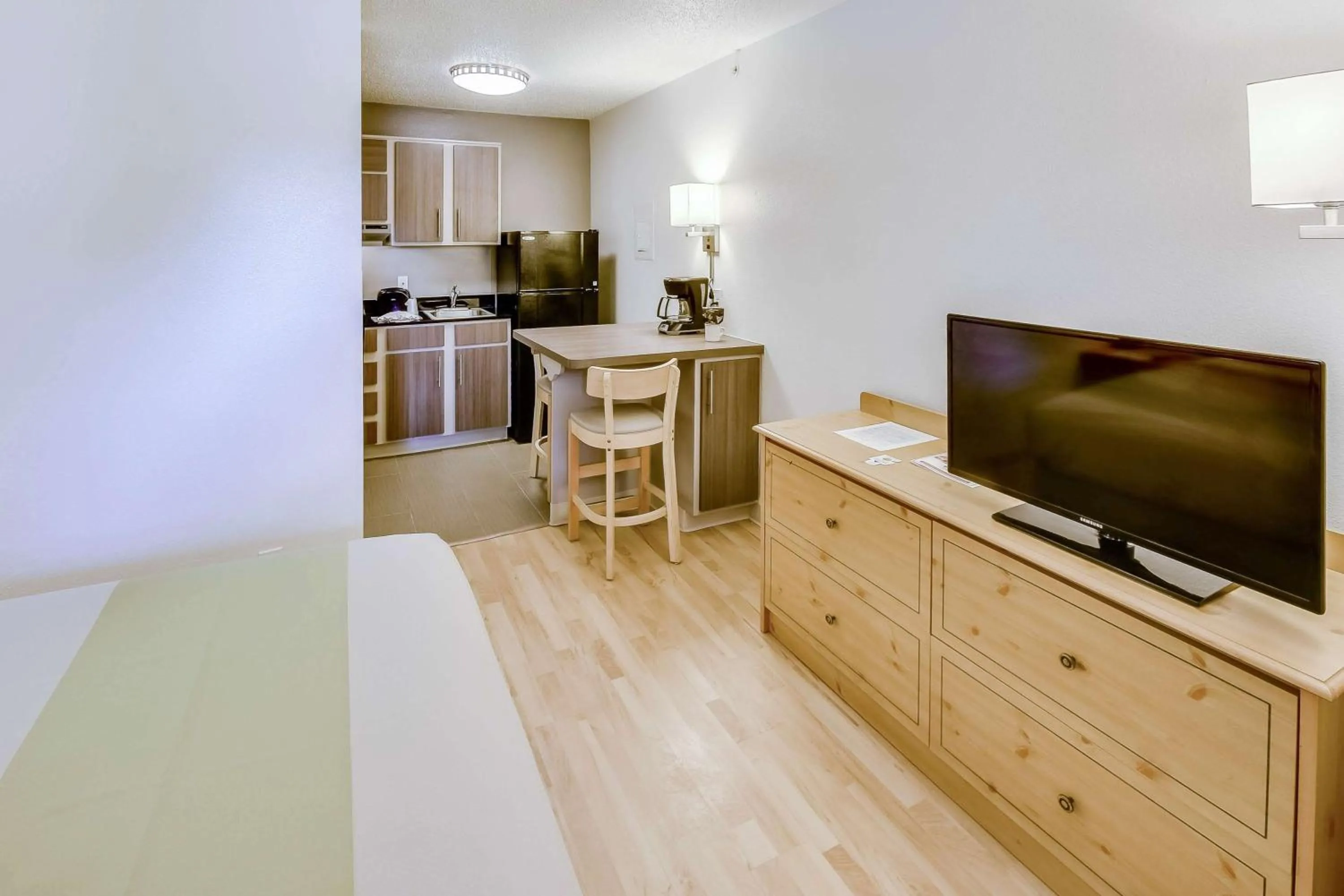 TV and multimedia in Studio 6-Houston, TX - Hobby South