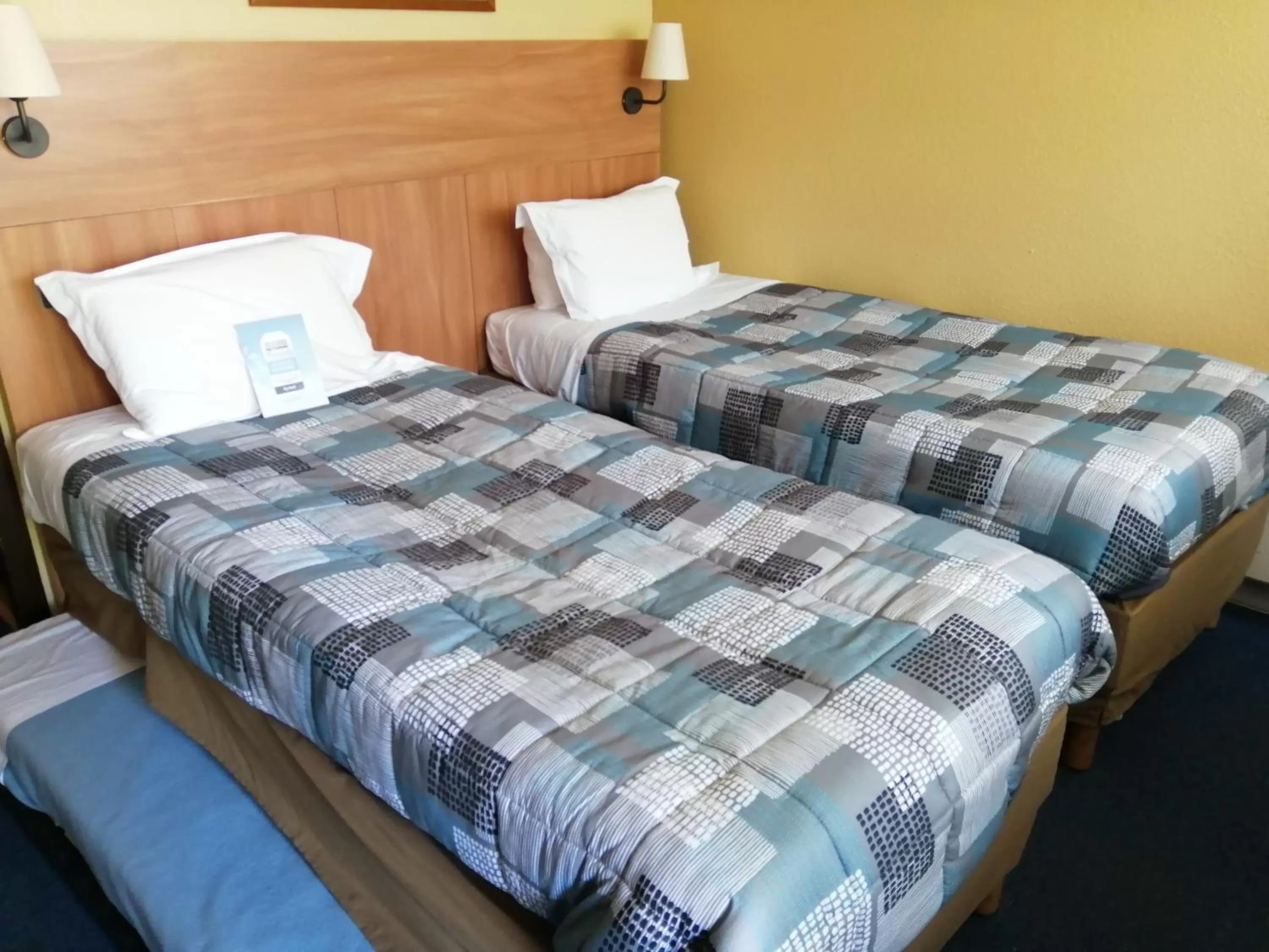 Bed in Kyriad Angers Sud Ponts-De-Cé