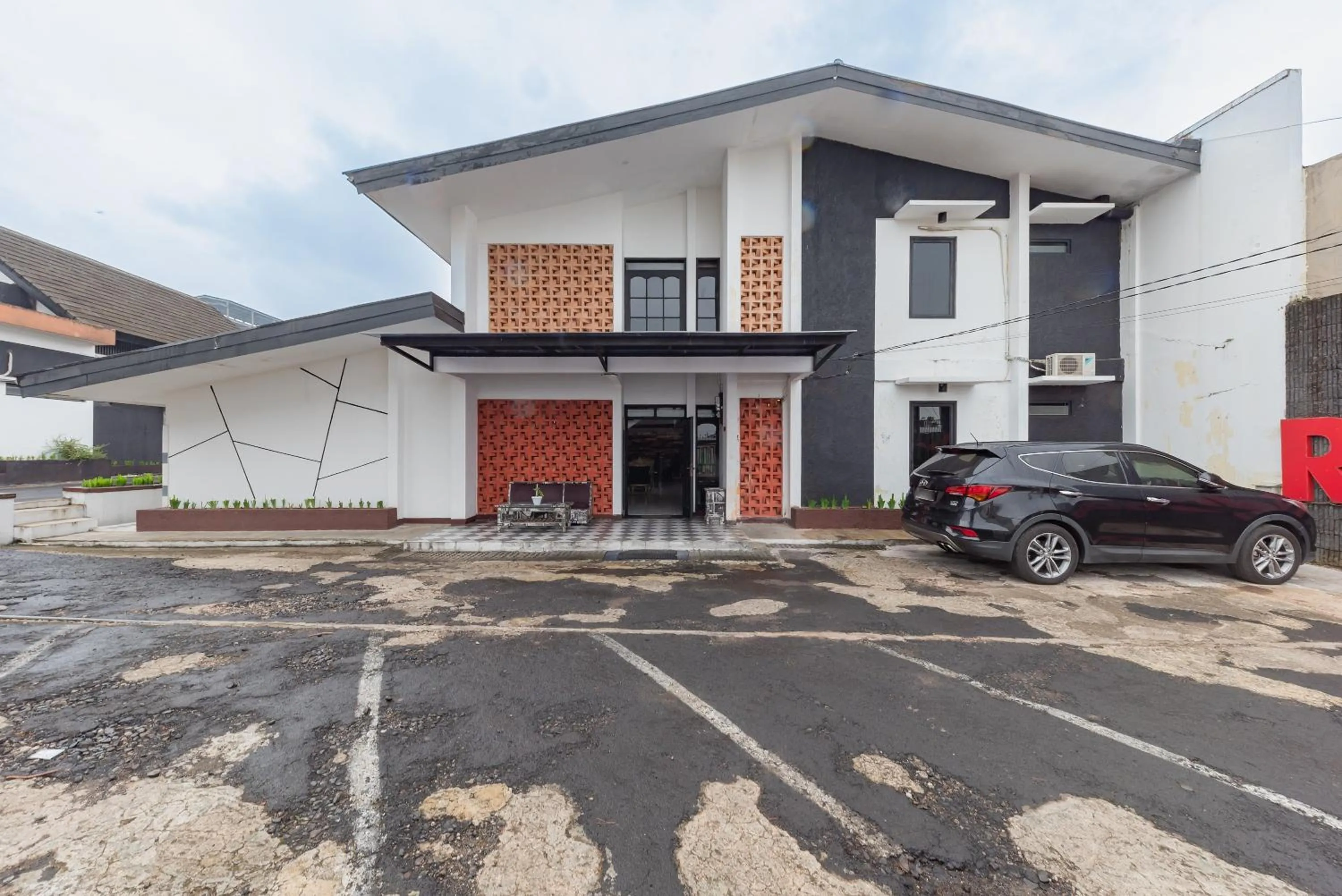 Property building in RedDoorz near Taman Kota Lapang Merdeka Sukabumi