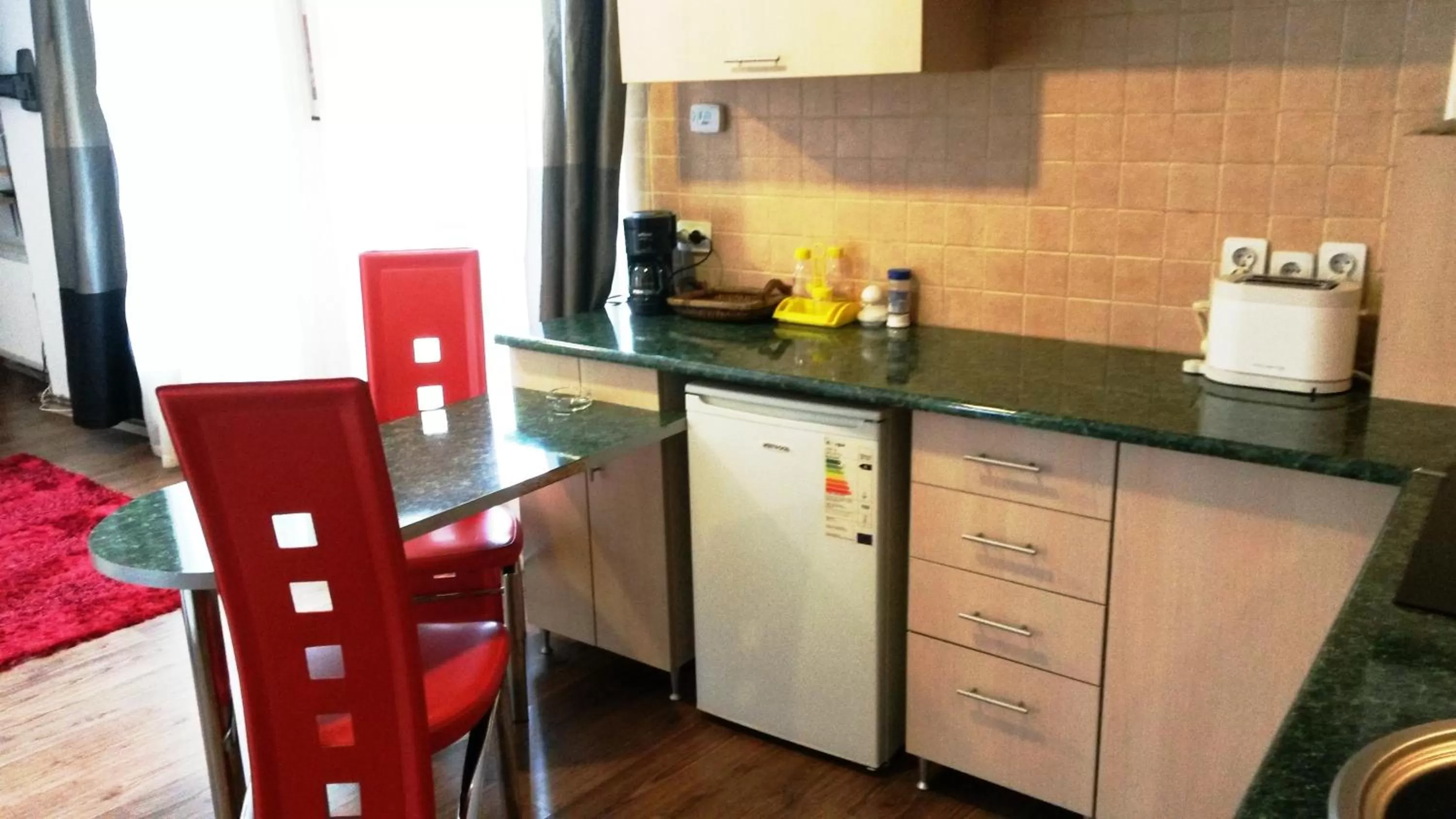 Coffee/tea facilities, Kitchen/Kitchenette in Lucas 10 Apartments