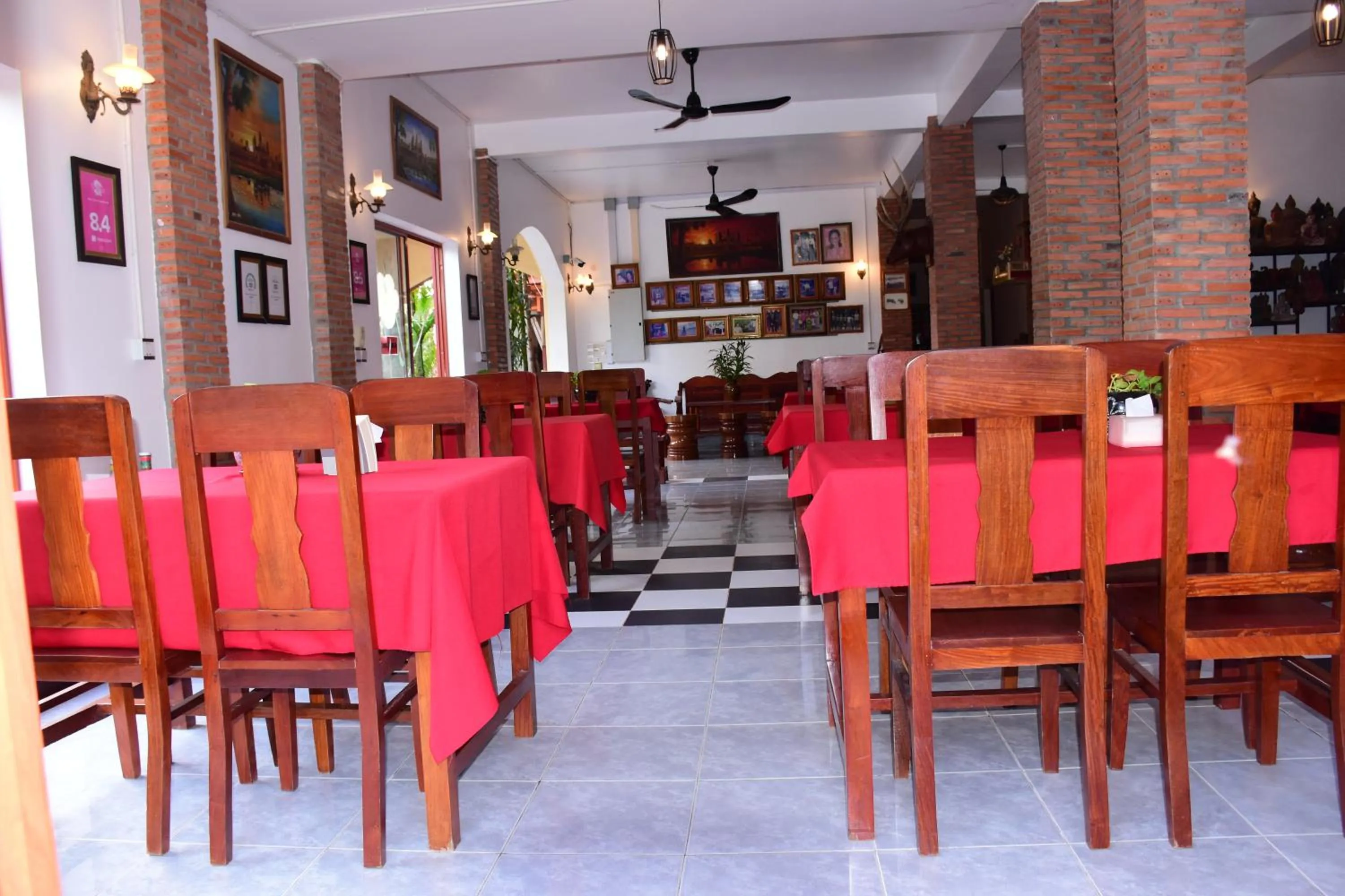 Restaurant/places to eat in Bou Savy Guesthouse