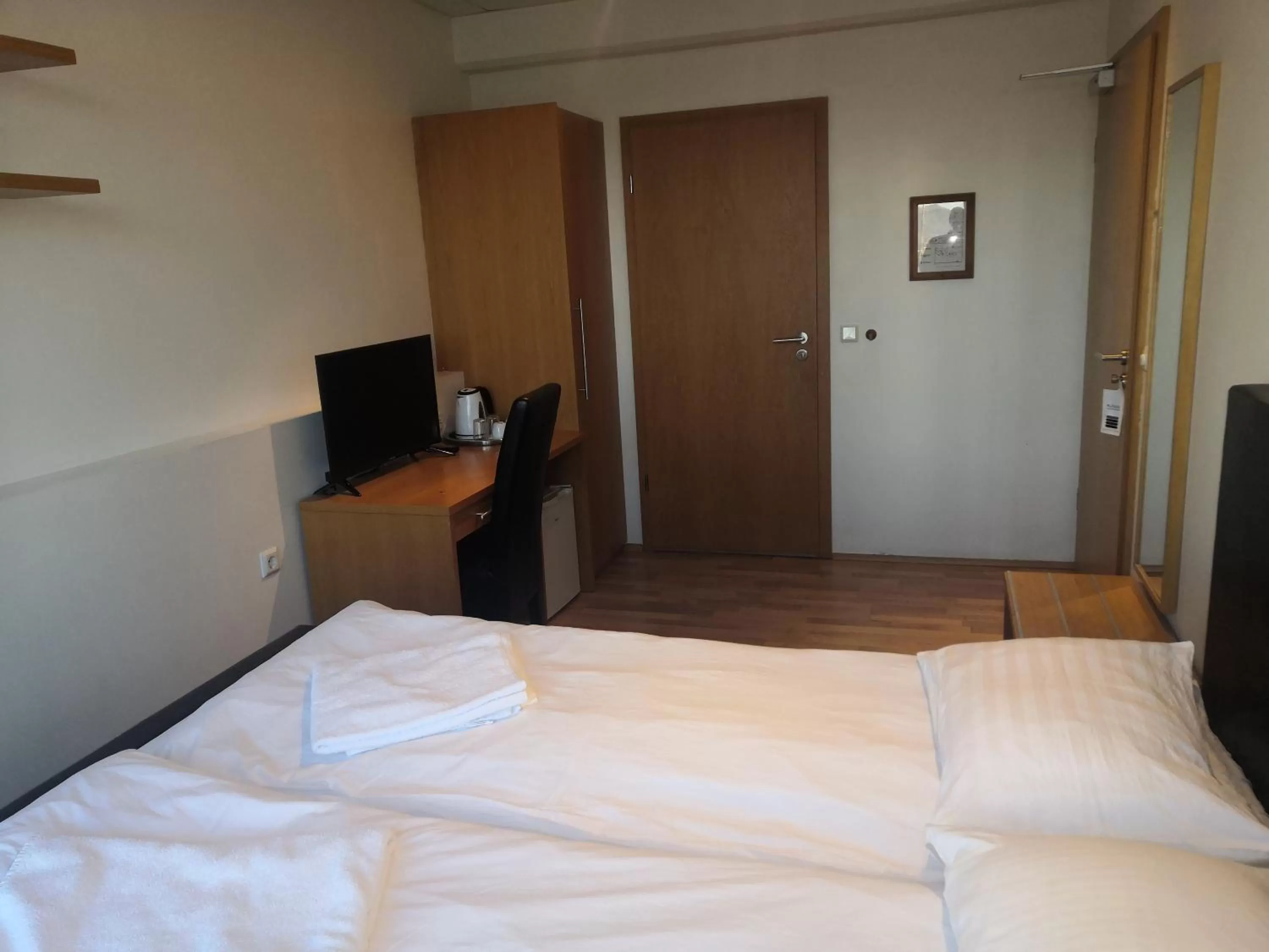 Photo of the whole room, Bed in 101 Guesthouse Hotel