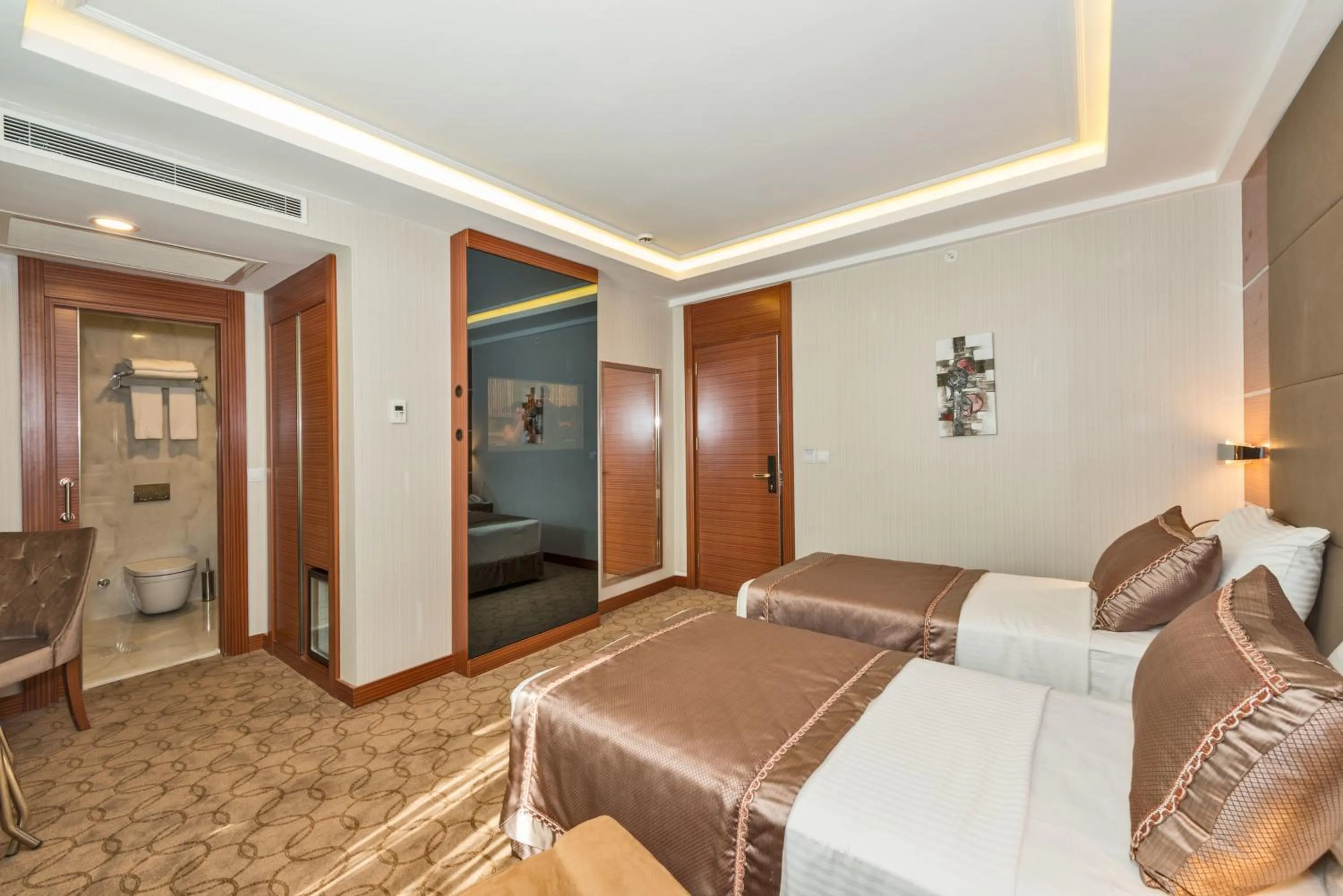 Photo of the whole room, Bed in Glorious Hotel