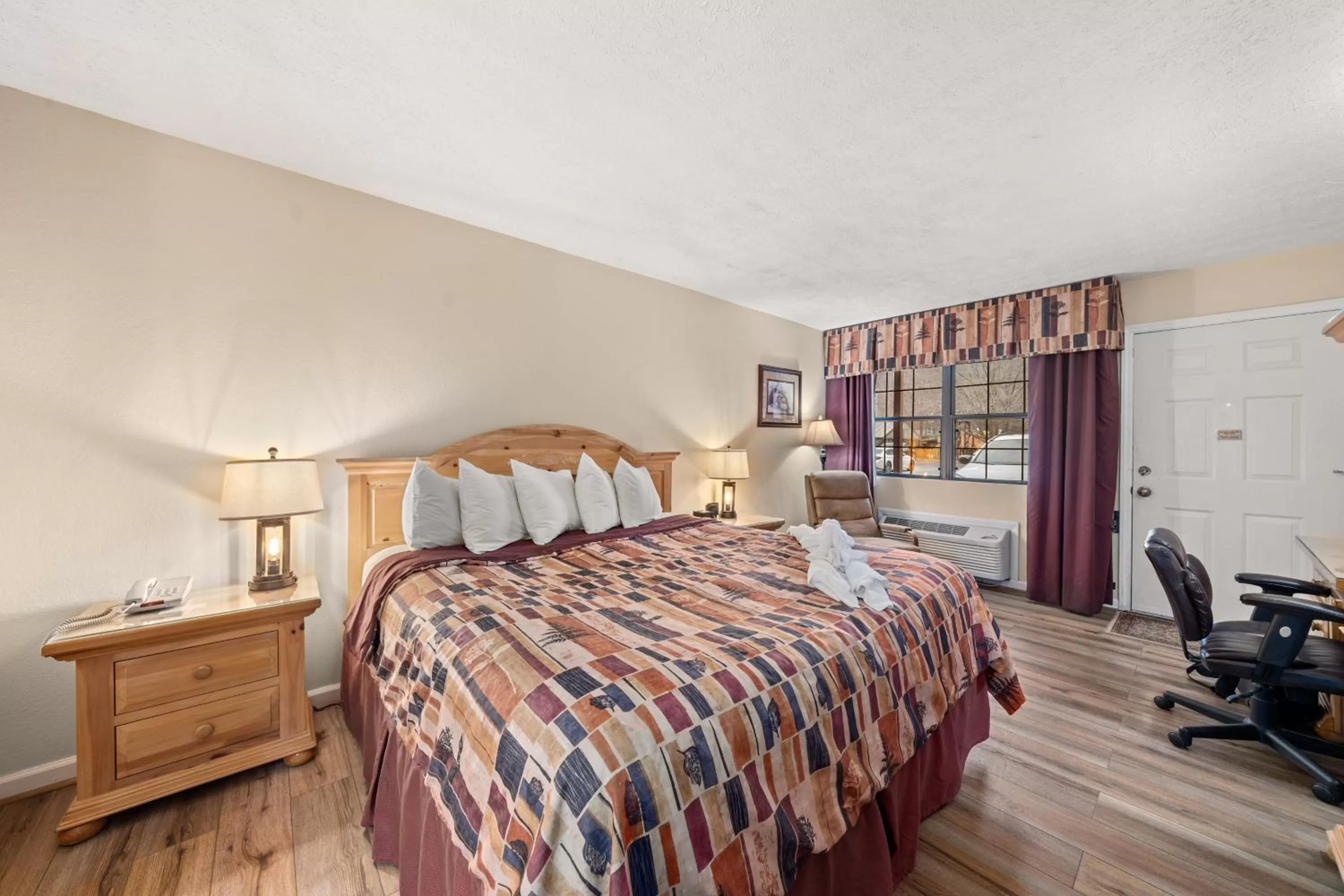 Bed in Jonathan Creek Inn and Villas