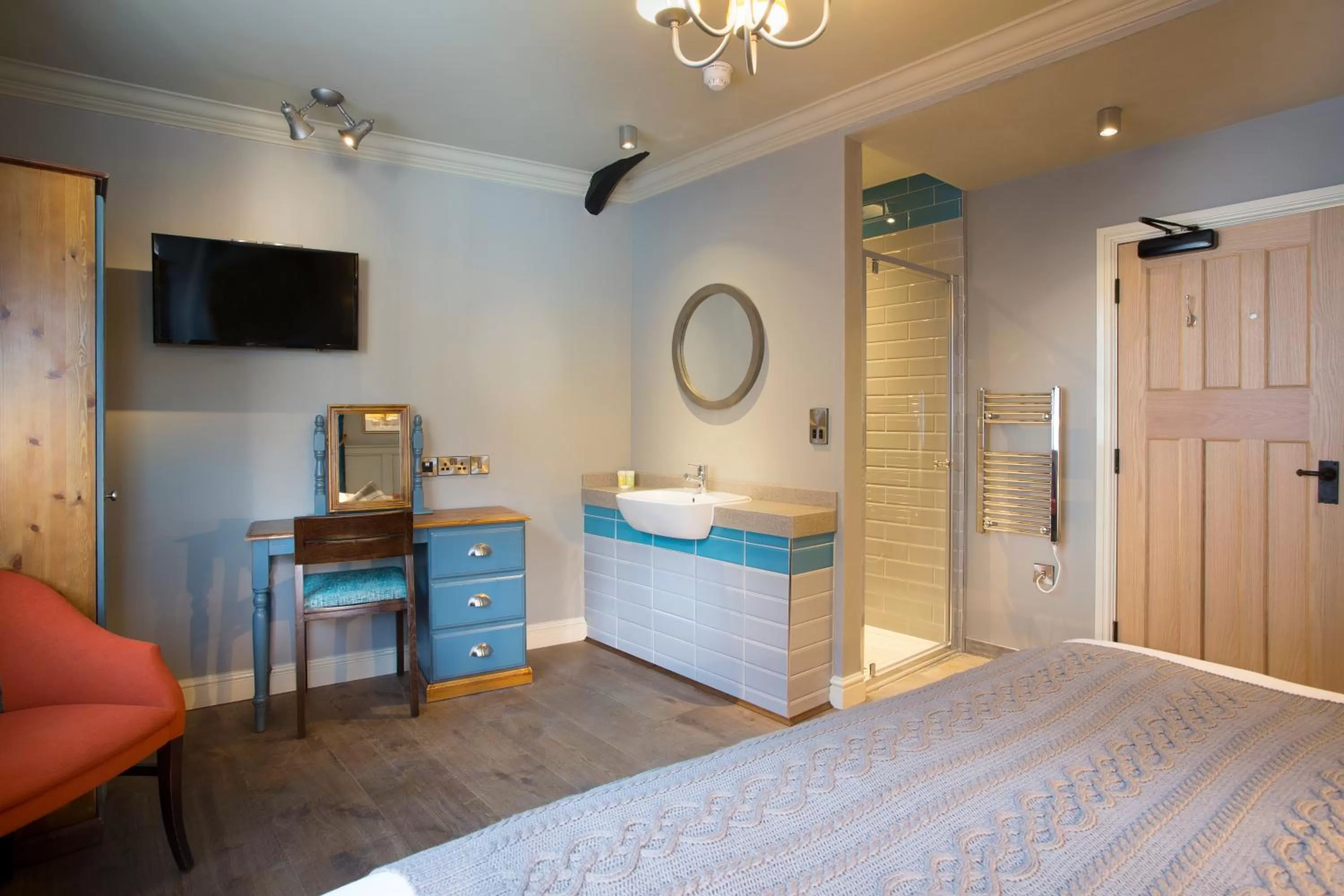 Bedroom, Bed in The Ostrich Inn Colnbrook London Heathrow