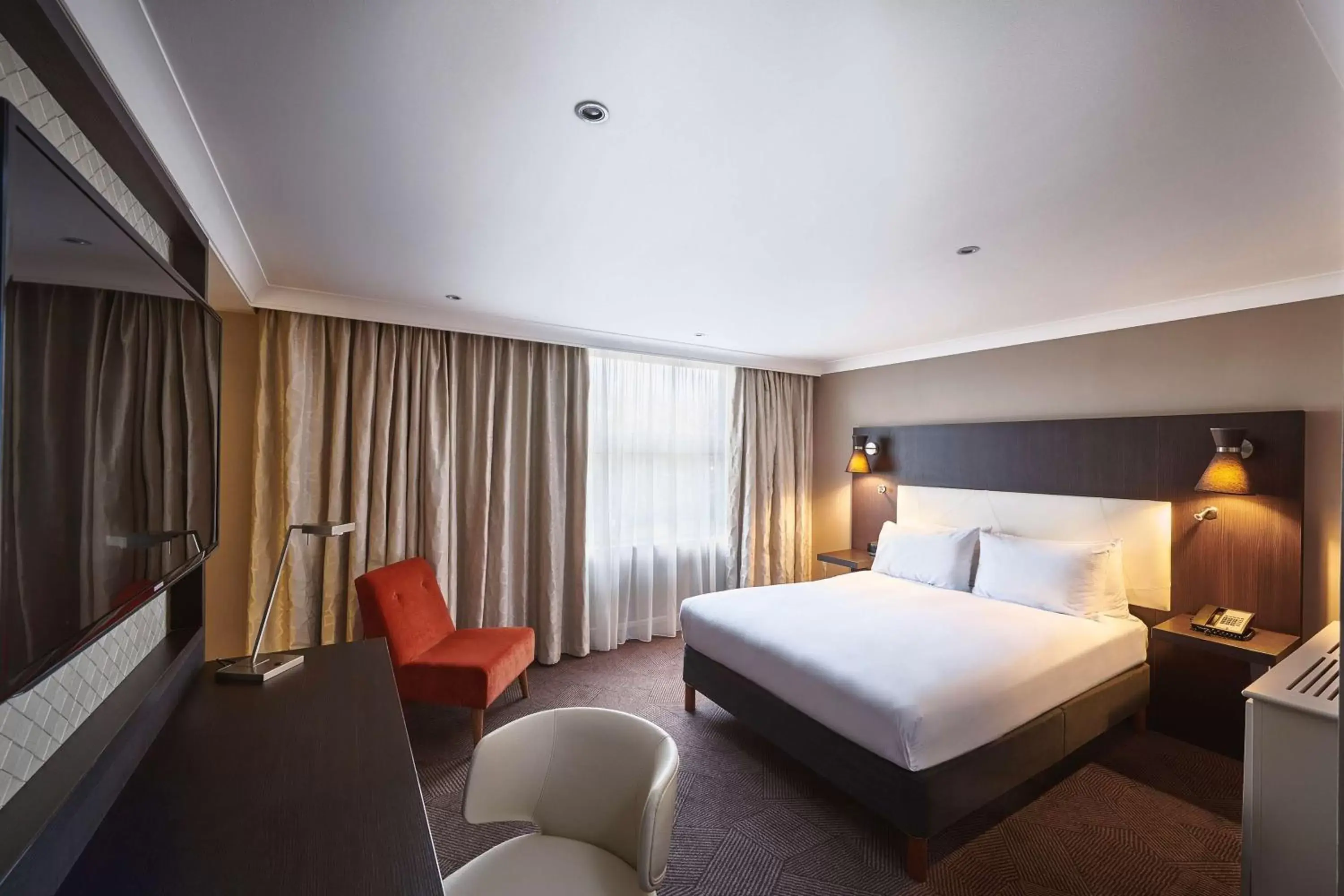 Junior Queen Suite in DoubleTree by Hilton London Ealing Junior Queen Suite in DoubleTree by Hilton London Ealing