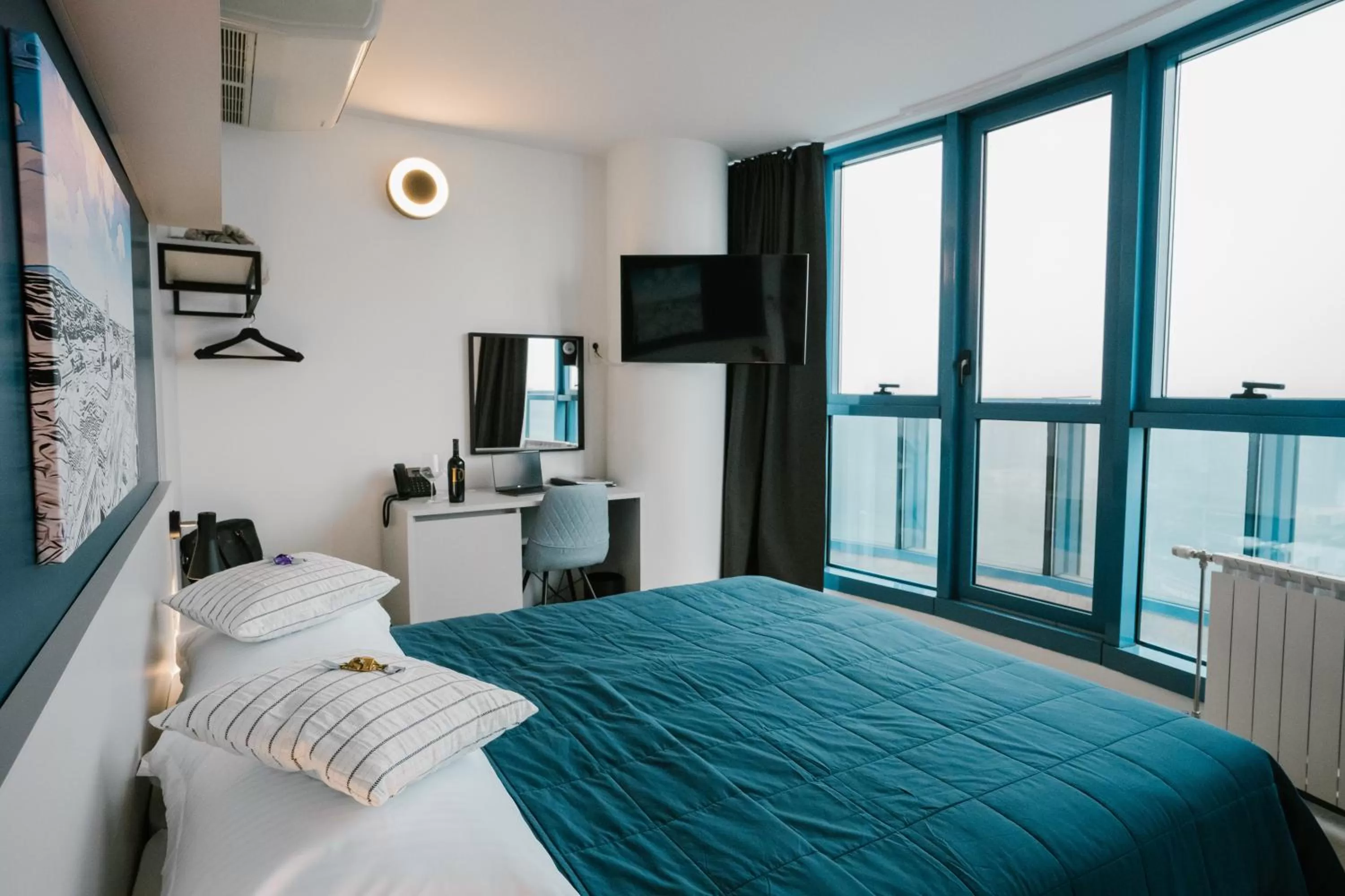 Bedroom, Bed in Hotel Blue