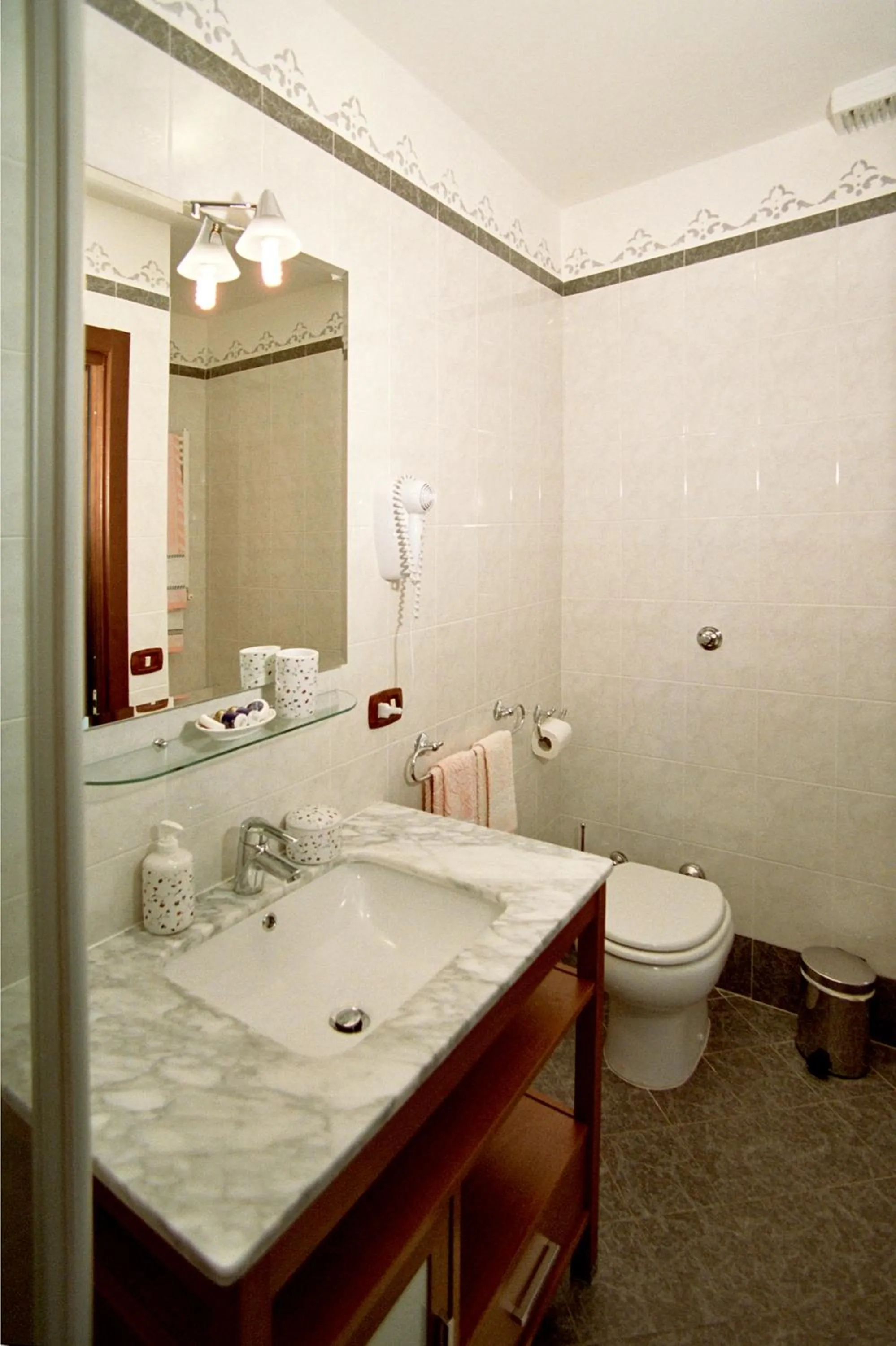 Toilet in B&B Art Suite Principe Umberto