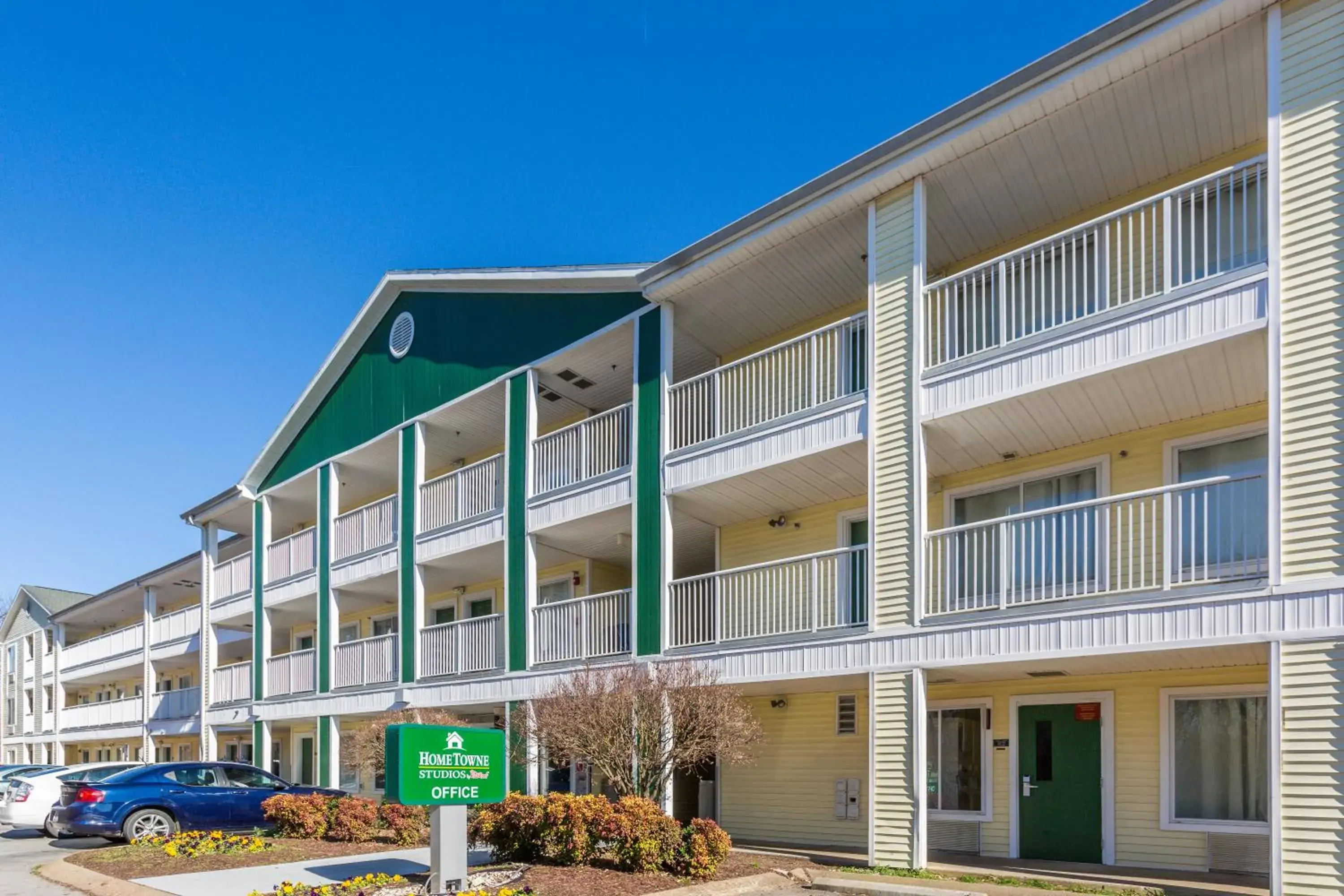 Property Building in HomeTowne Studios by Red Roof Nashville - Airport/Briley Pkwy Property Building in HomeTowne Studios by Red Roof Nashville - Airport/Briley Pkwy