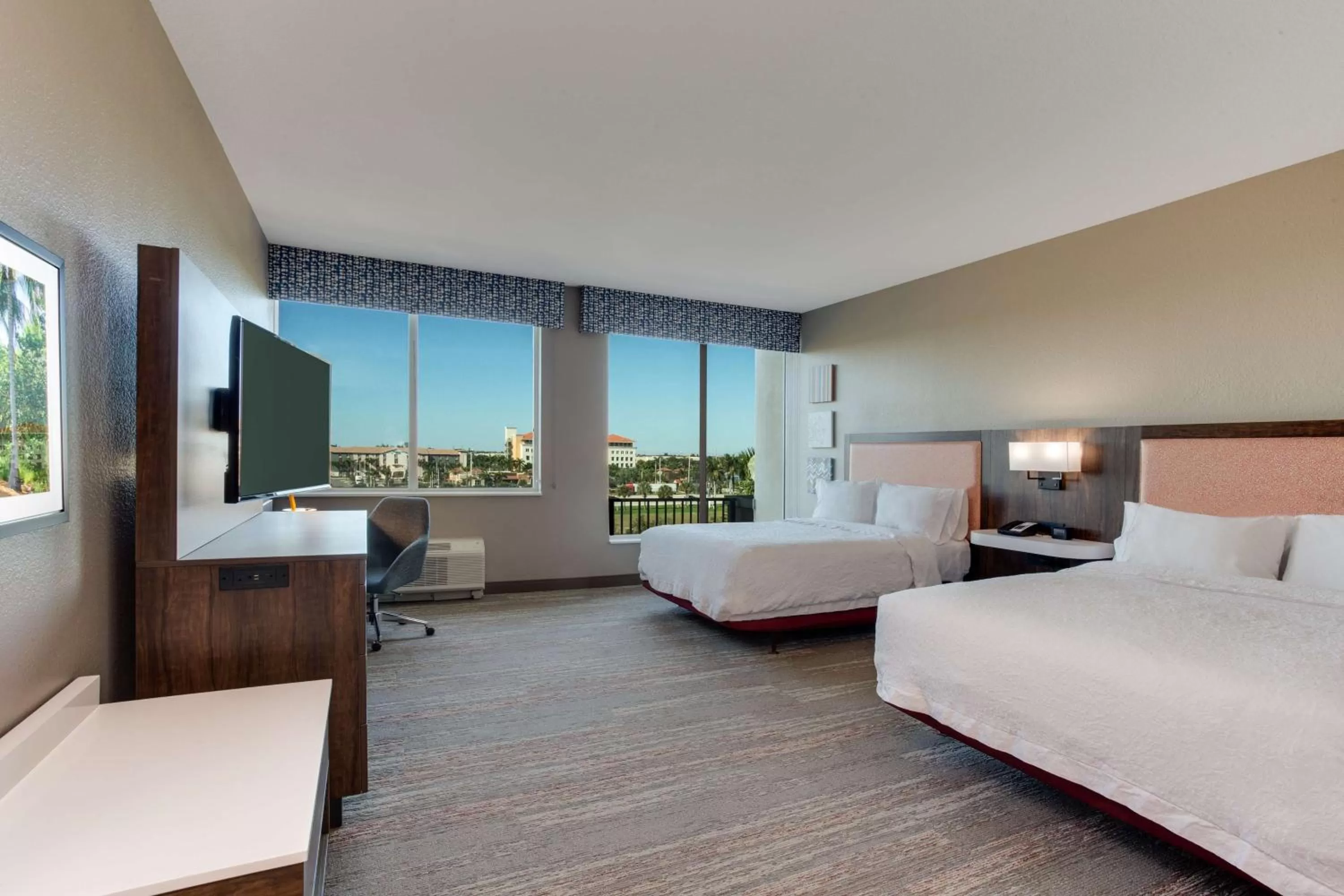 Bed in Hampton Inn & Suites Fort Lauderdale - Miramar