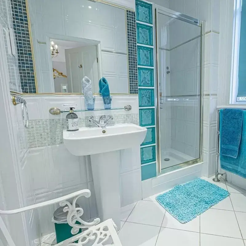 Deluxe Triple Room in Dawson Place, Juliette's Bed and Breakfast Deluxe Triple Room in Dawson Place, Juliette's Bed and Breakfast