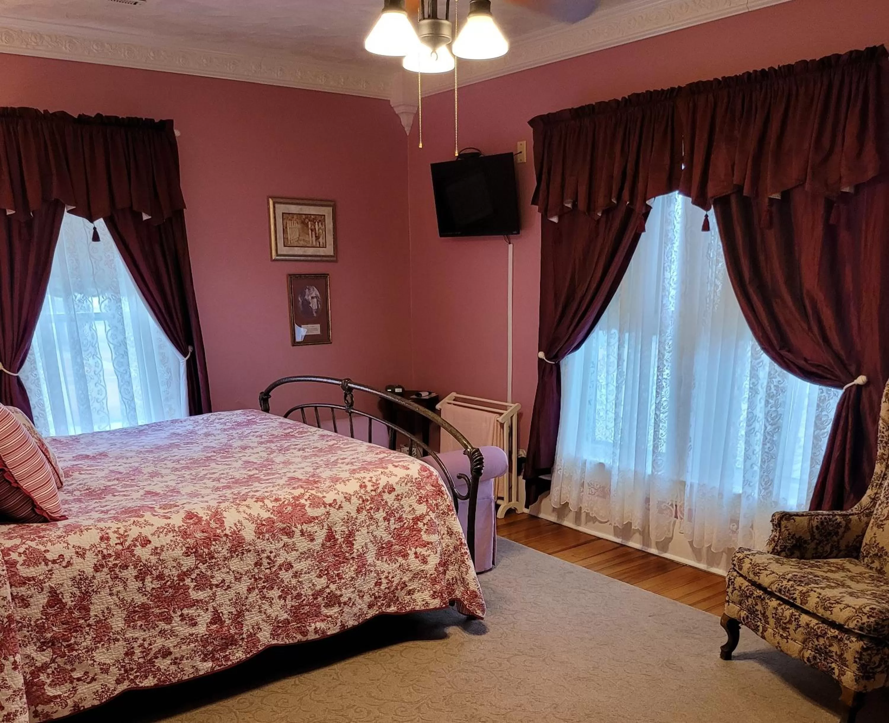 Bed in Prairie House Manor Bed and Breakfast