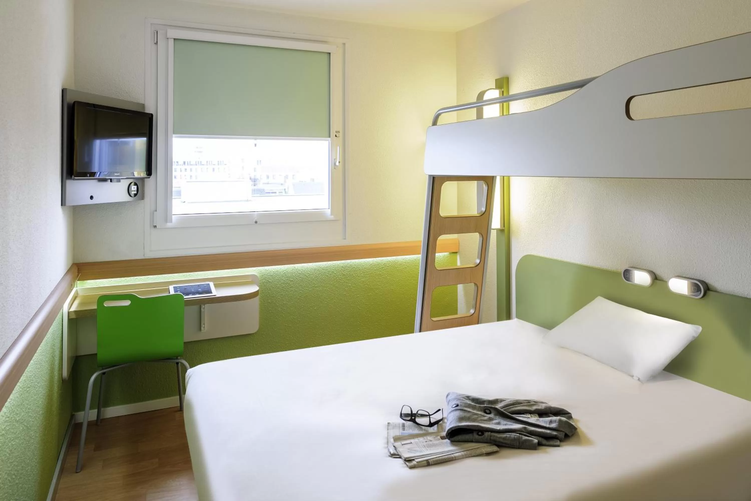 Day, Bed in ibis budget Zurich Airport