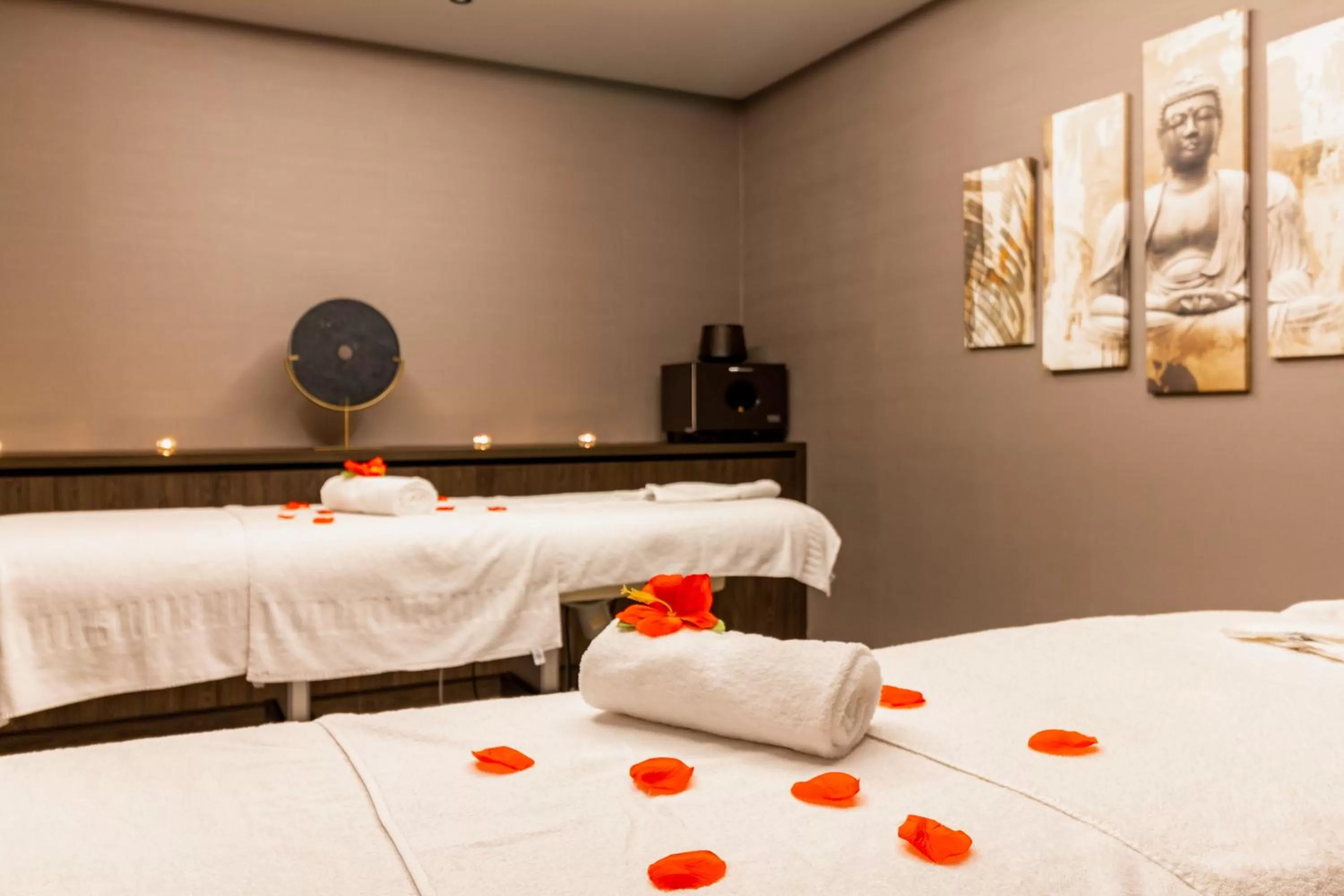 Spa and wellness centre/facilities, Bed in Van der Valk Hotel Mons Congres & Spa