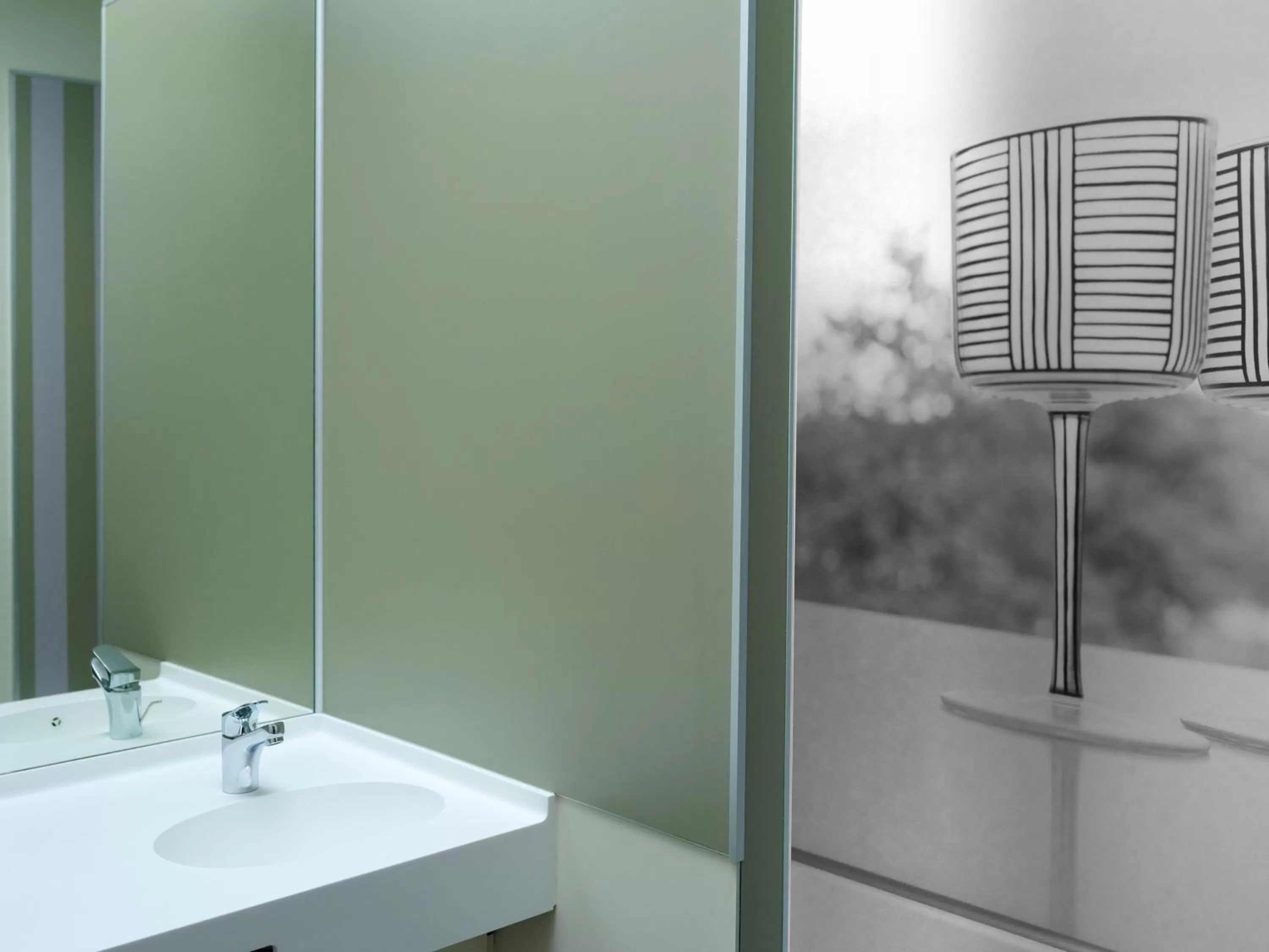 Shower in Logis Hôtel de l'Europe