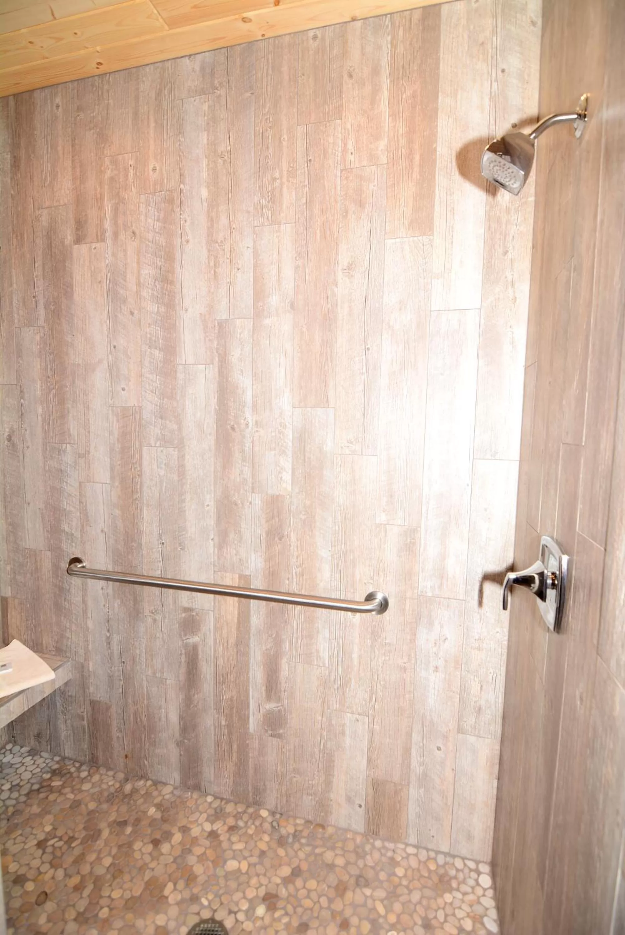 Shower in Lakeside Lodge Resort and Marina