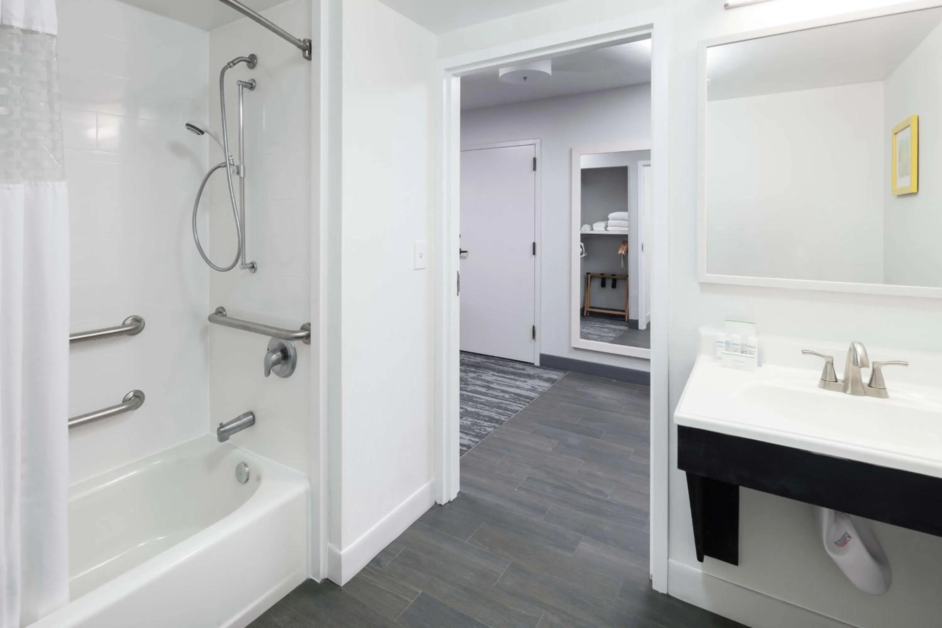 Bathroom in Hampton Inn Austin NW near The Domain