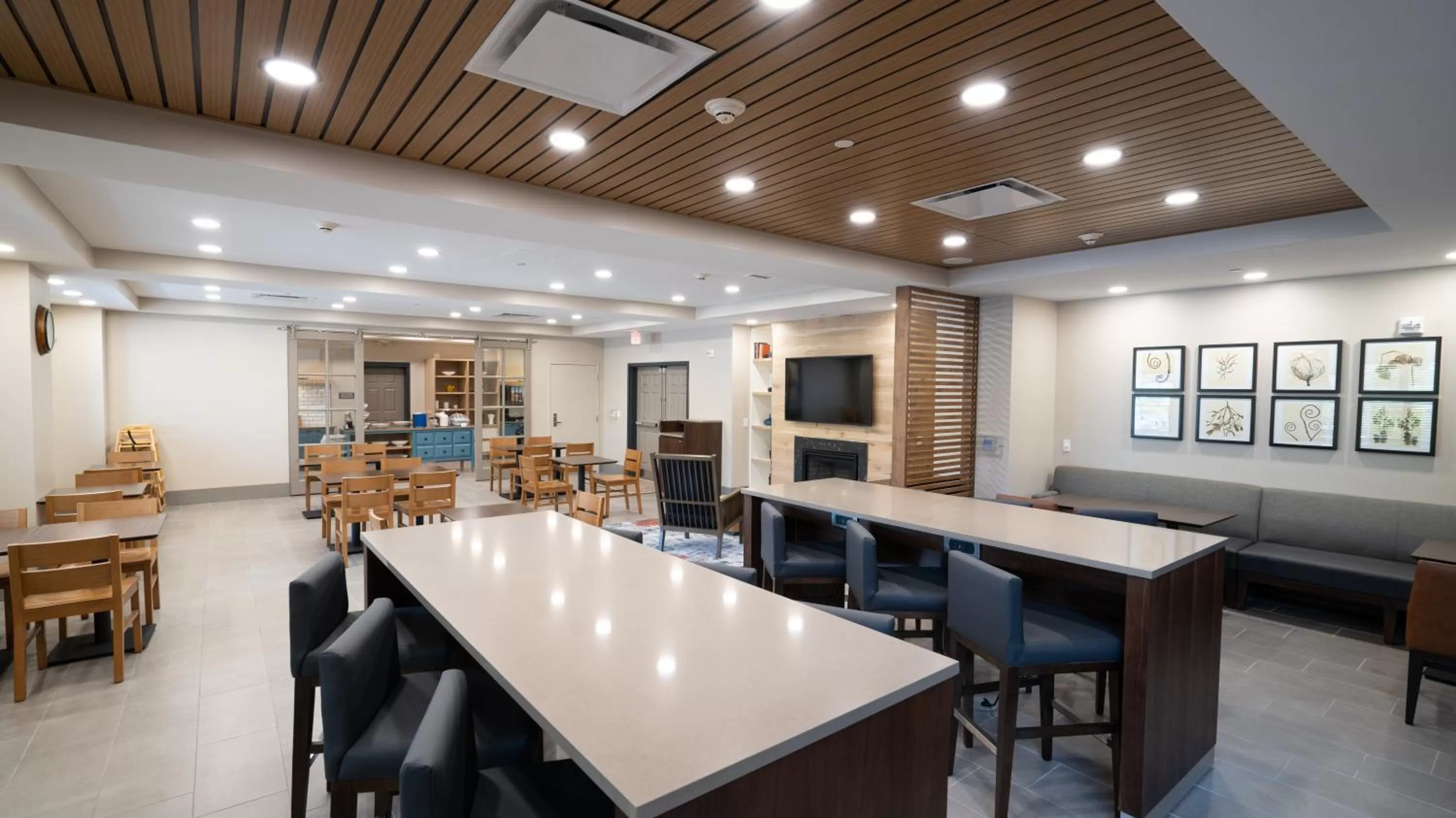 Breakfast in Country Inn & Suites by Radisson, State College Penn State Area , PA