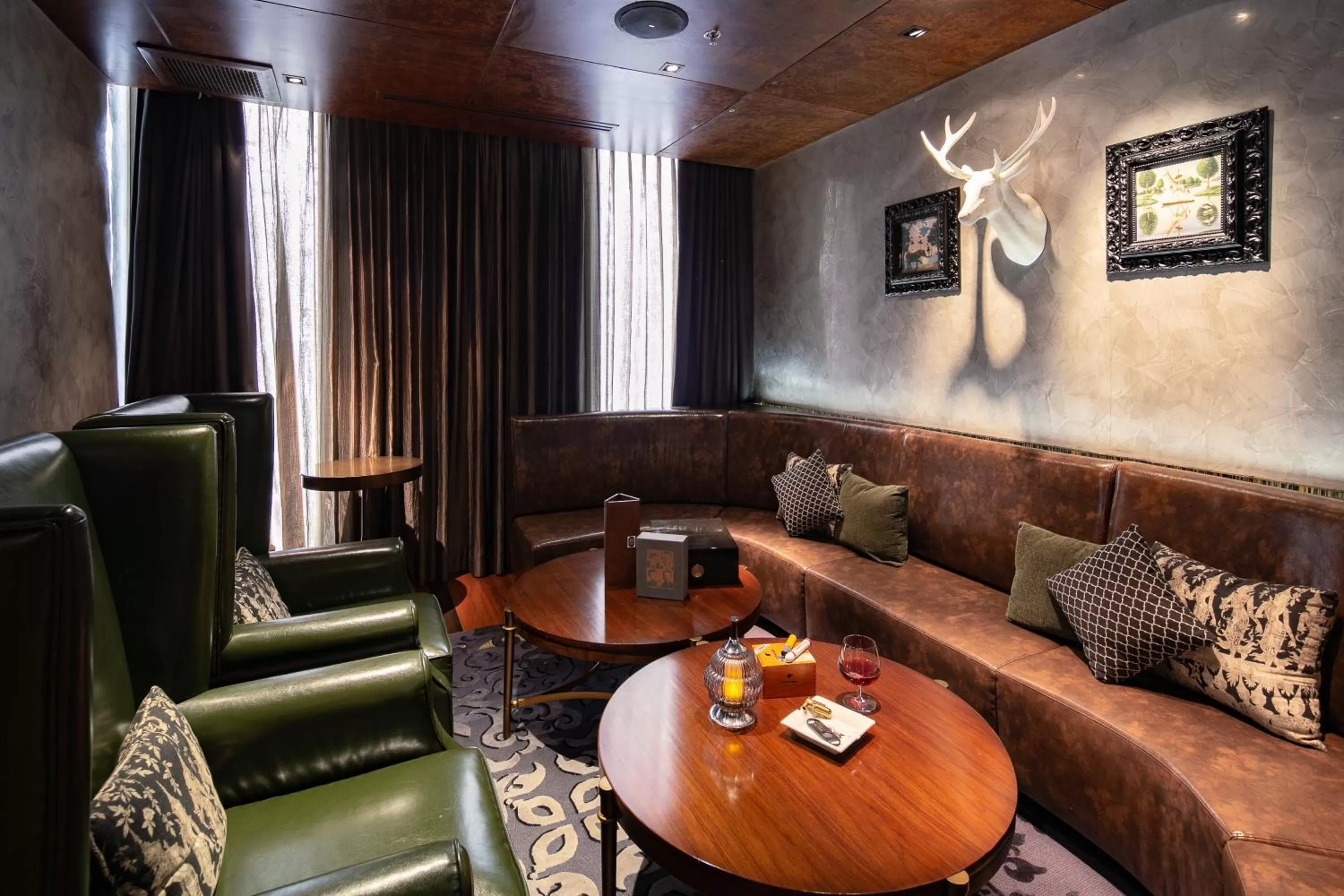 Lounge or bar in Hotel Indigo Bangkok Wireless Road by IHG