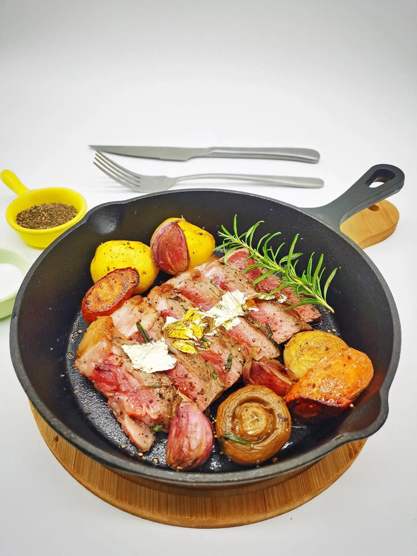 Restaurant/places to eat in The Cloudland International Youth Hostel Close to the city center,15 min walks to the subway, Close to the night market, old street, green lake, English-speaking service, free Activity convenient payment and visa cards are accepted