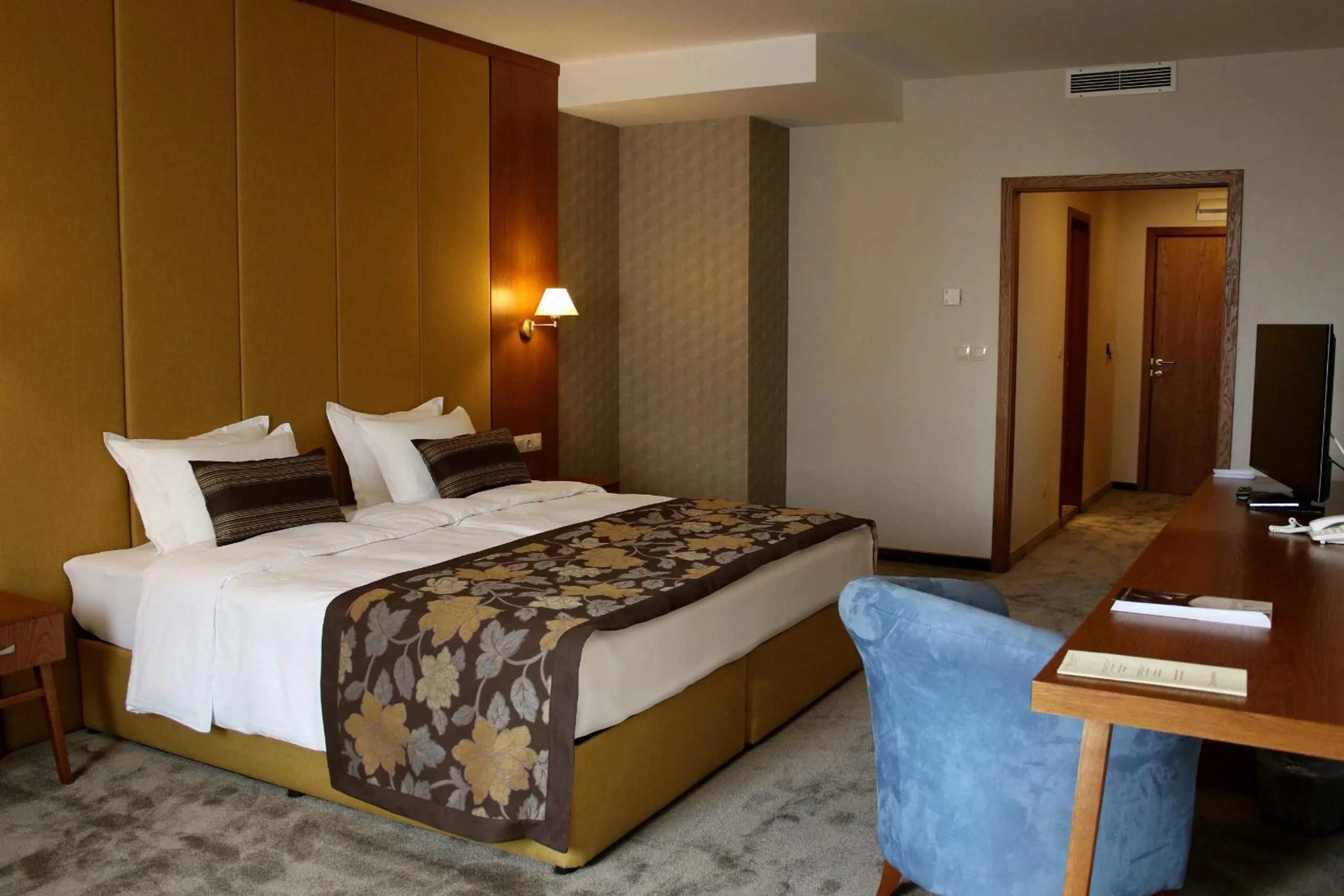 Photo of the whole room, Bed in Hotel Golden Tulip Varna