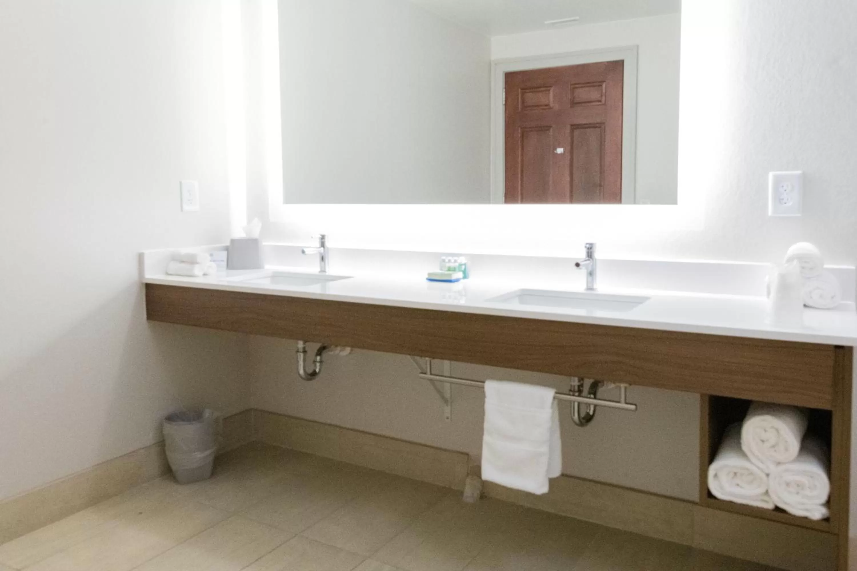 Photo of the whole room in Holiday Inn Express & Suites Lexington North West-The Vineyard by IHG