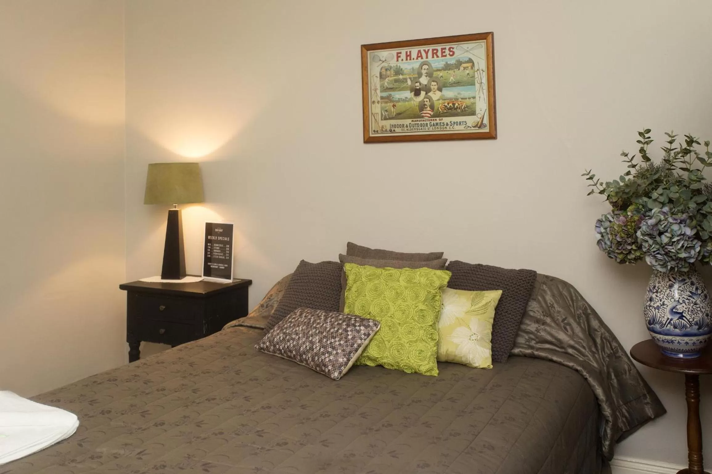 Bedroom in Southern Railway Hotel Goulburn