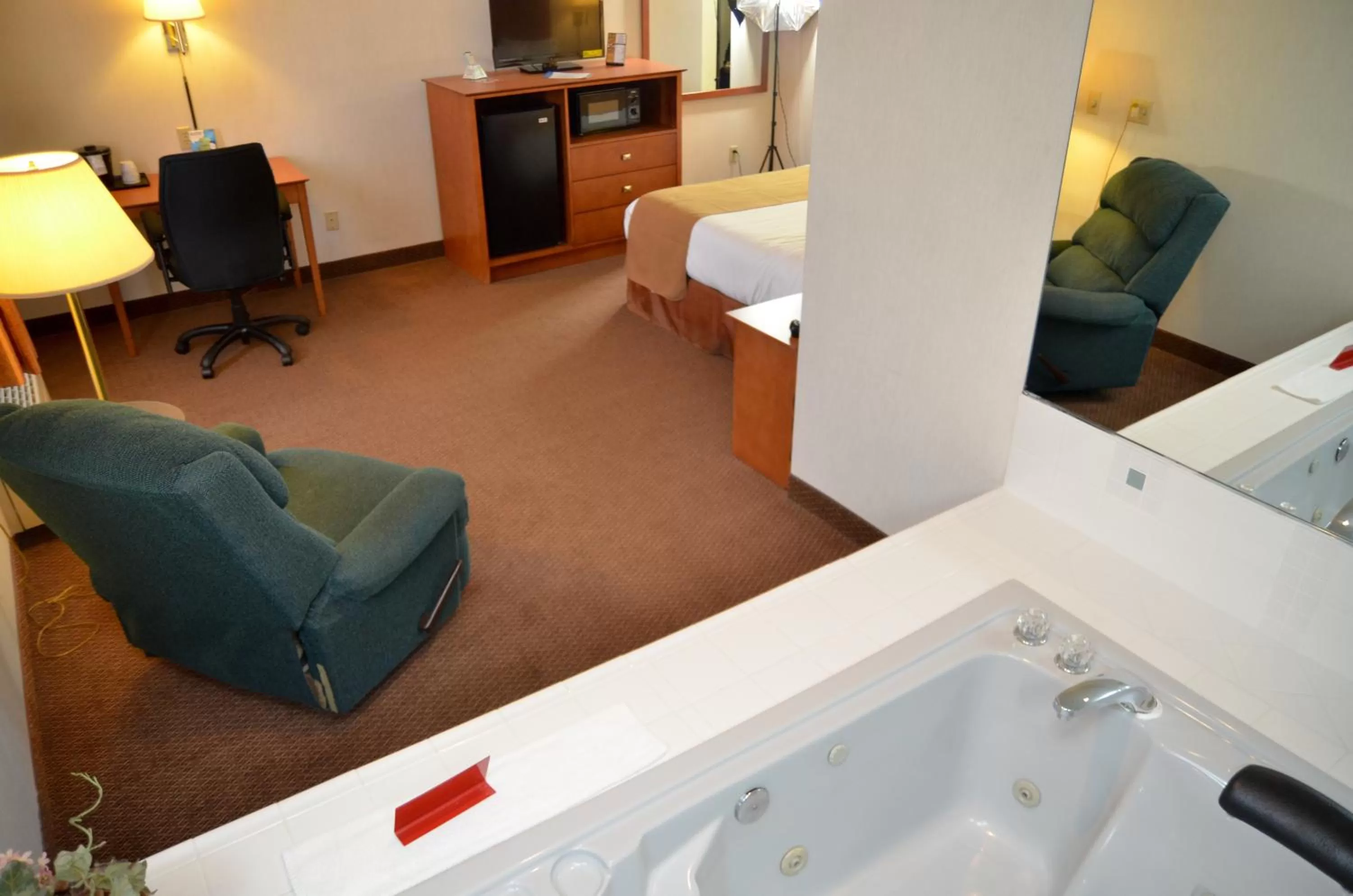 Living room, Bed in Baymont by Wyndham Port Huron